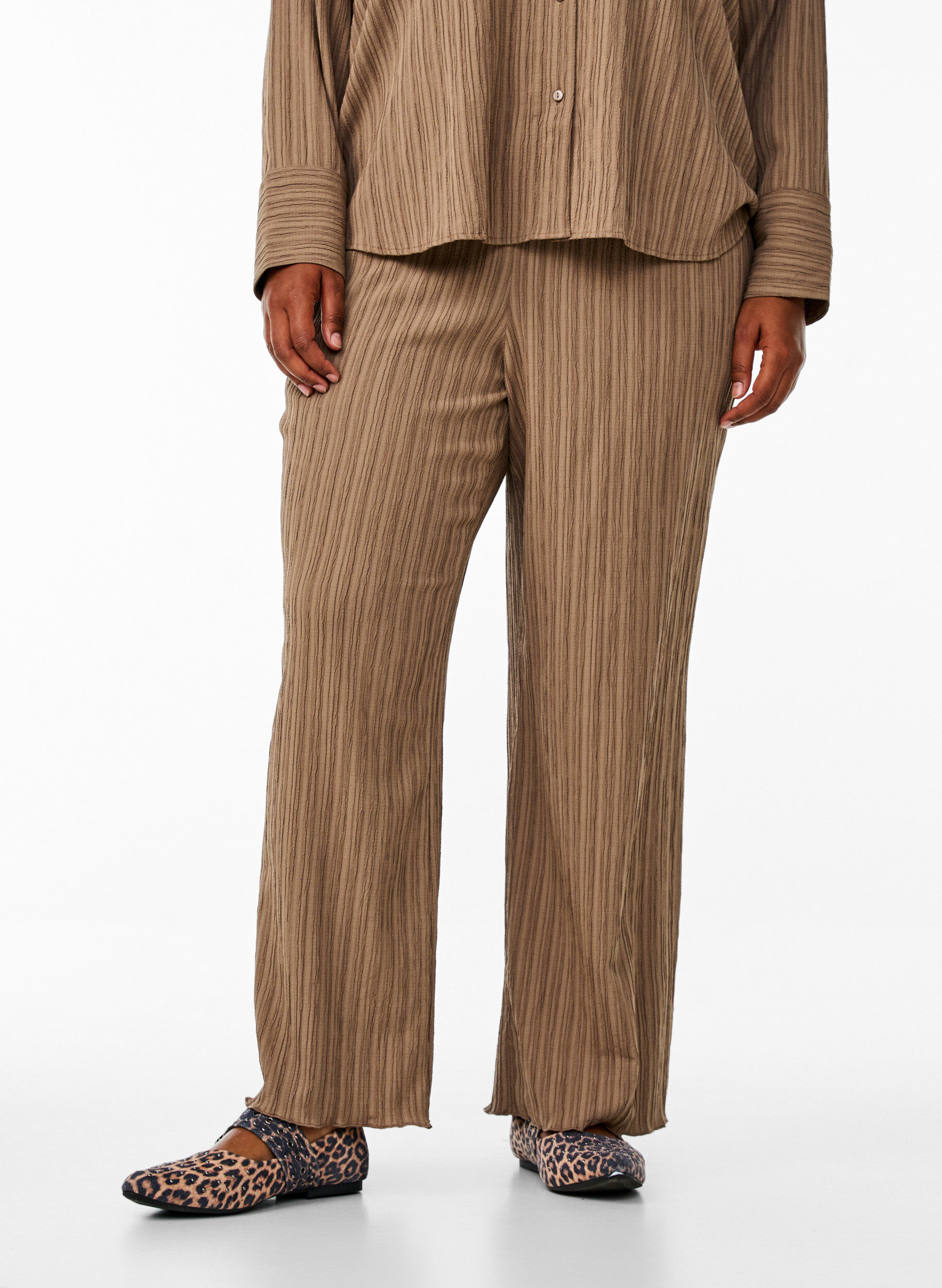 Zizzi FLASH - Bukser med h&oslash;j talje og vide ben, Brun, Model image number 2