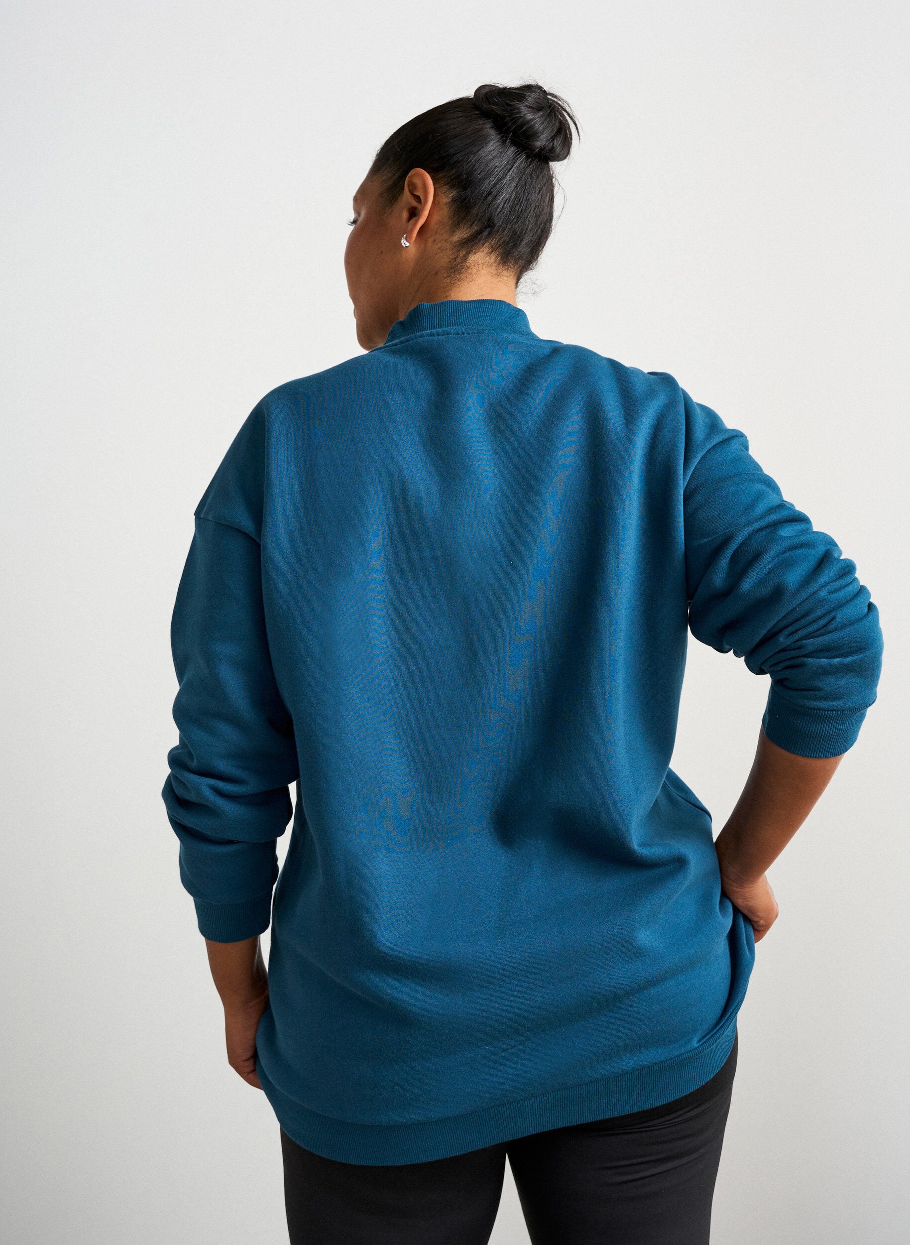 ZizziLang sweatshirt med h&oslash;j hals og broderet tekst, Bl&aring;, Model image number 2