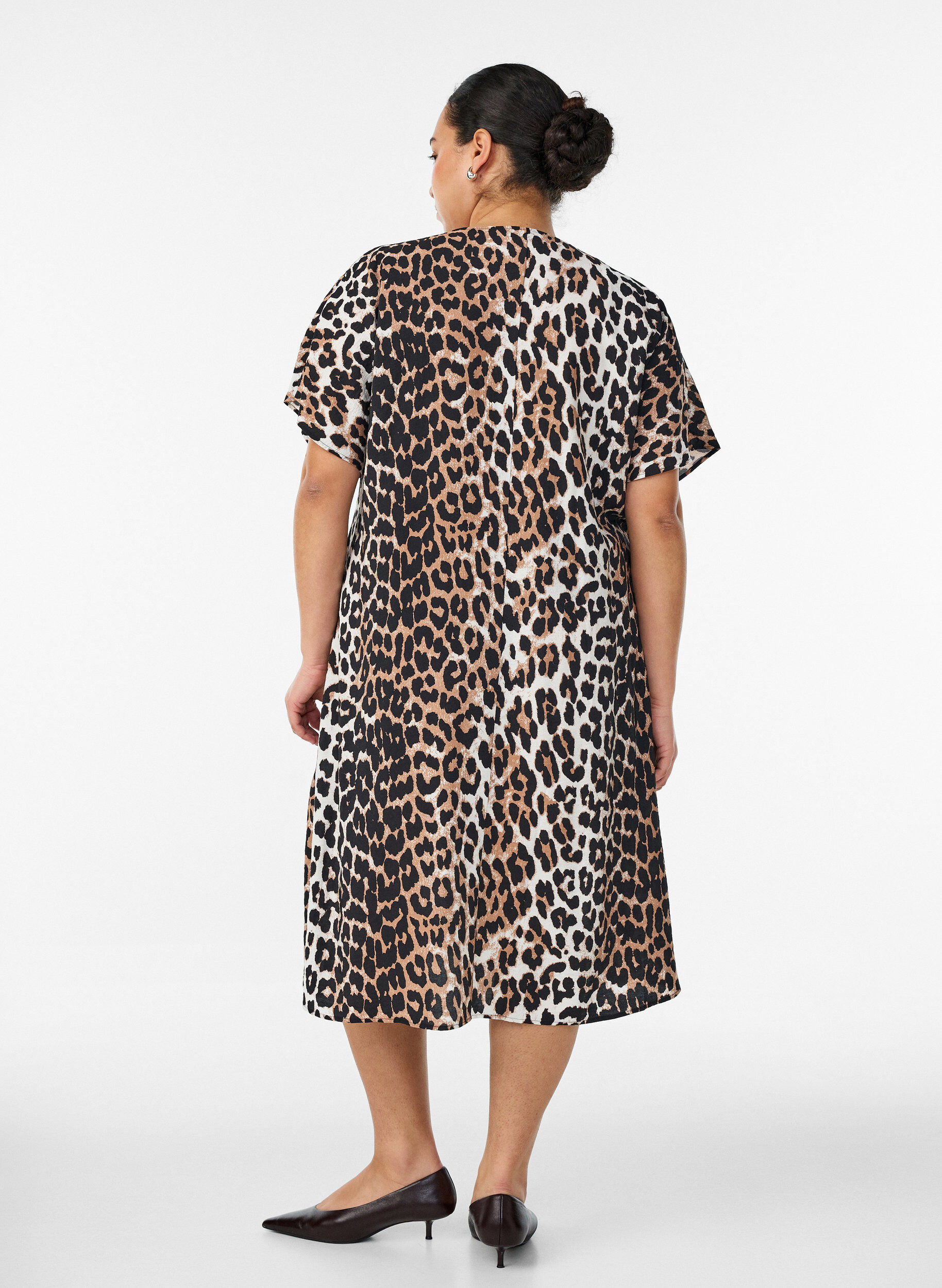 ZizziV-hals kjole i viskose, Brun, Model image number 1