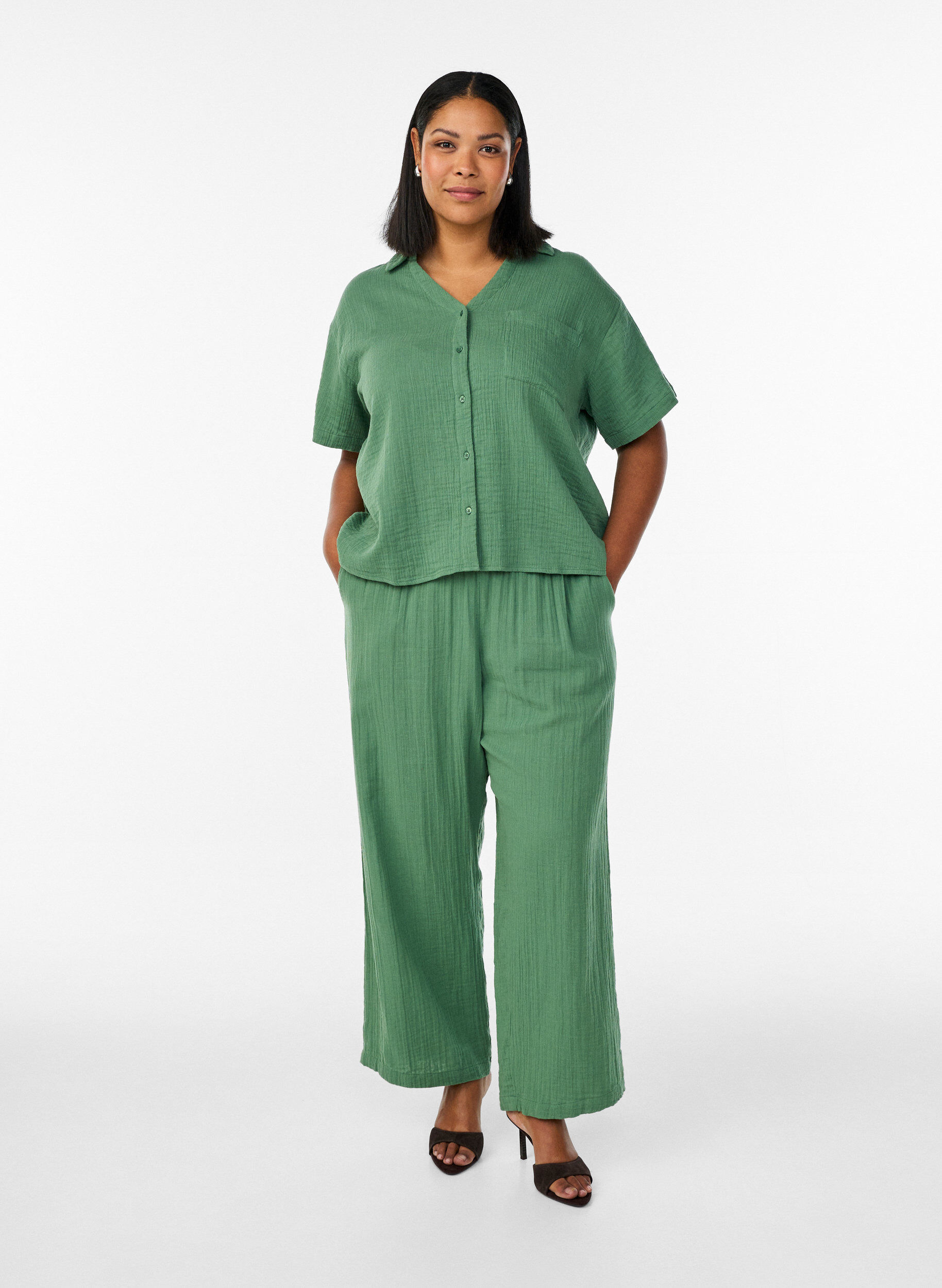 Zizzi Skjortebluse i bomuldsmusselin med korte &aelig;rmer, Gr&oslash;n, Model image number 1