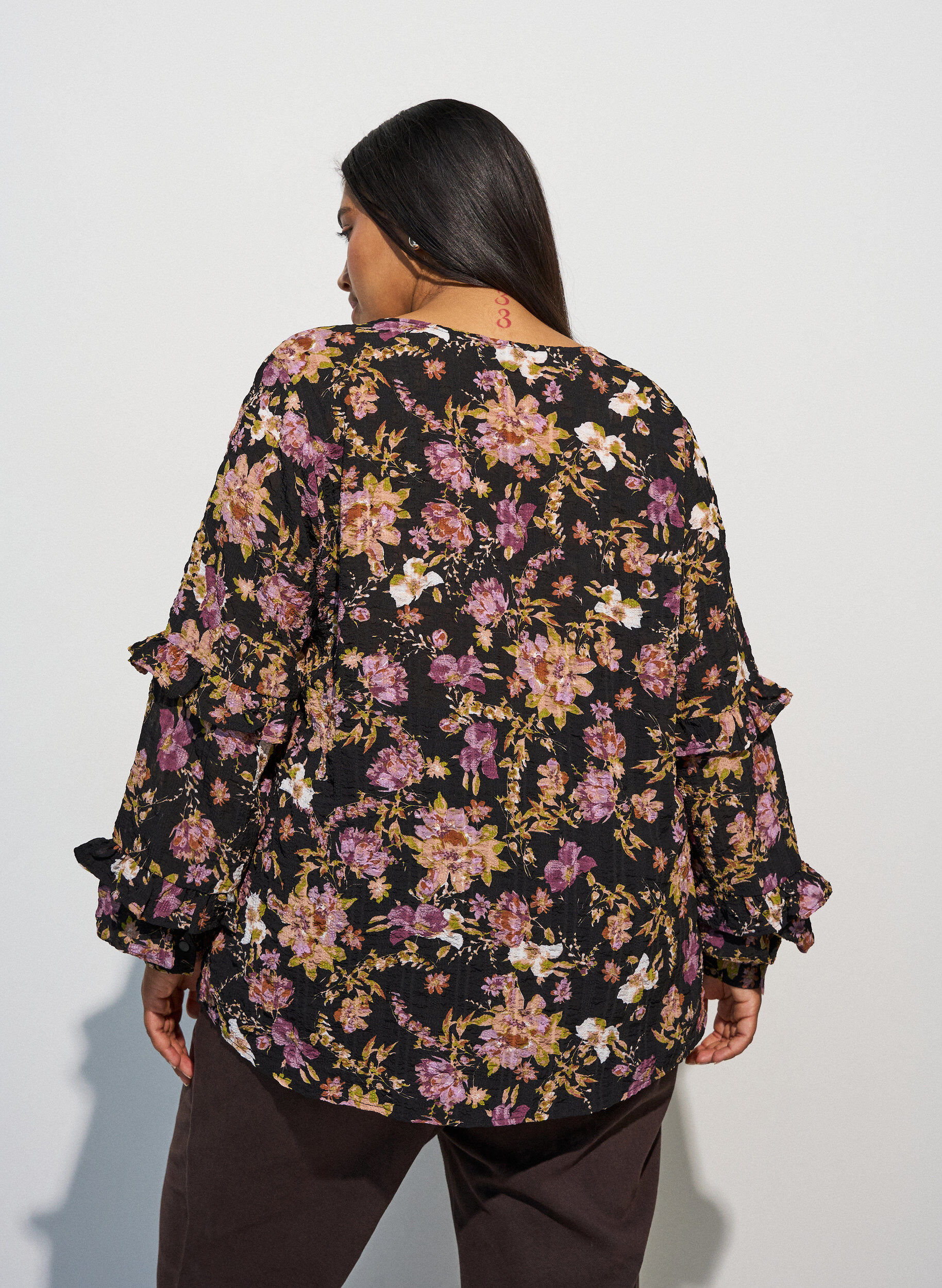 ZizziBluse med blomsterprint og fl&aelig;sedetaljer, Sort, Model image number 2