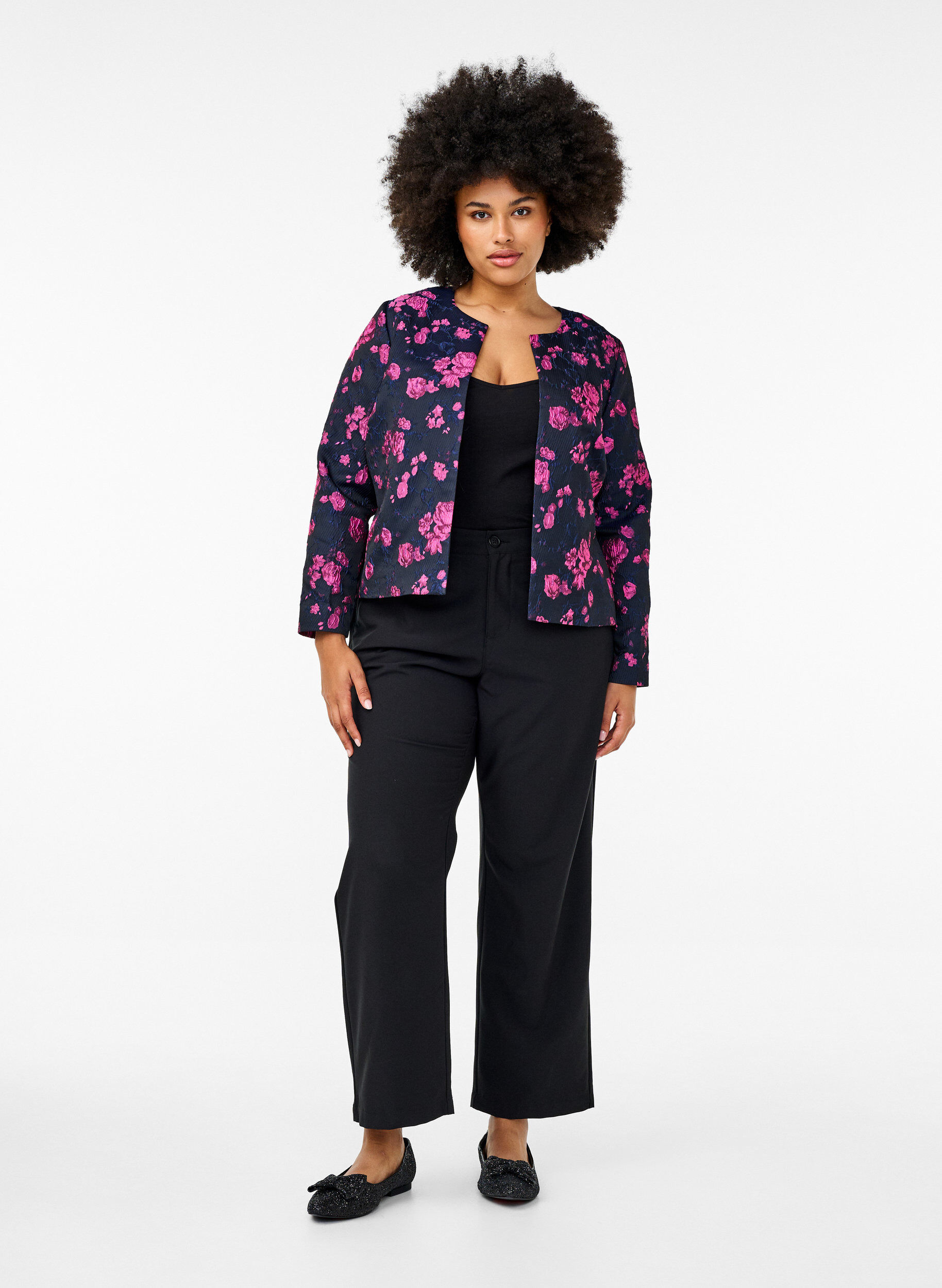 Zizzi Jakke i jacquard med blomsterm&oslash;nster, Black w. Red Rose, Model image number 2