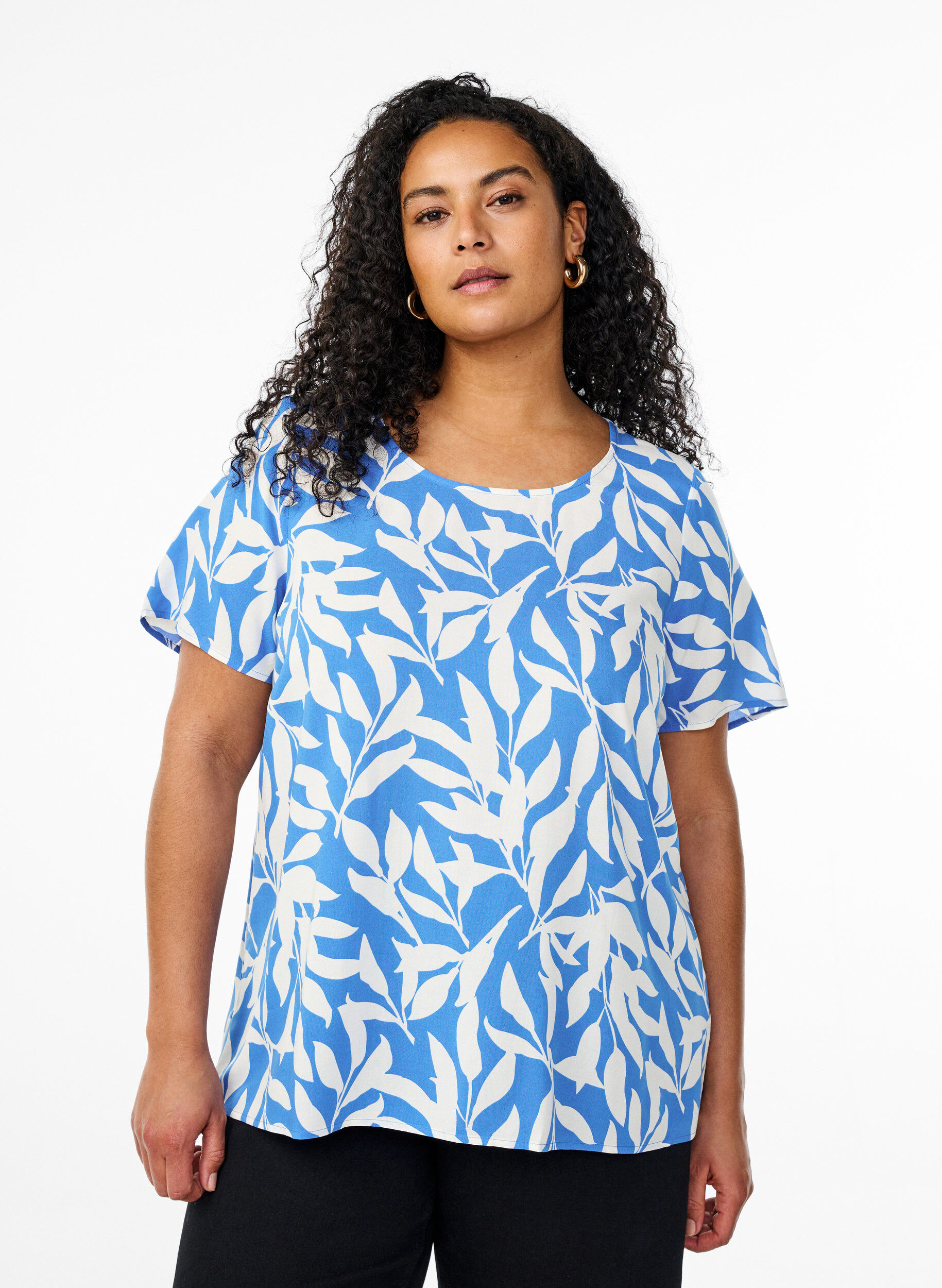 FLASH - Kort&aelig;rmet bluse i viskose med print, Bl&aring;, Model