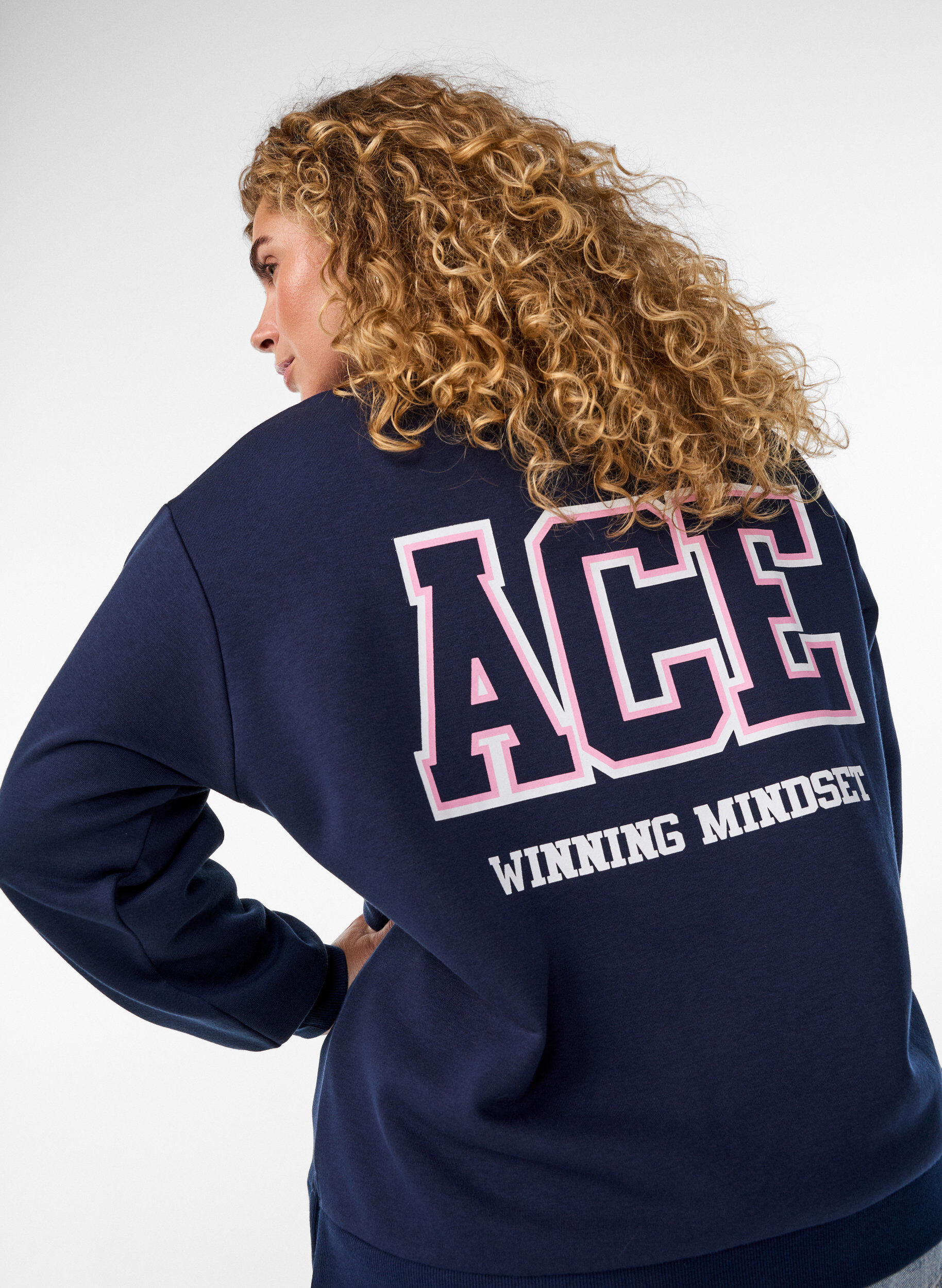 Zizzi Sweatshirt med statementprint p&aring; &aelig;rmer og ryg, Bl&aring;, Model image number 3