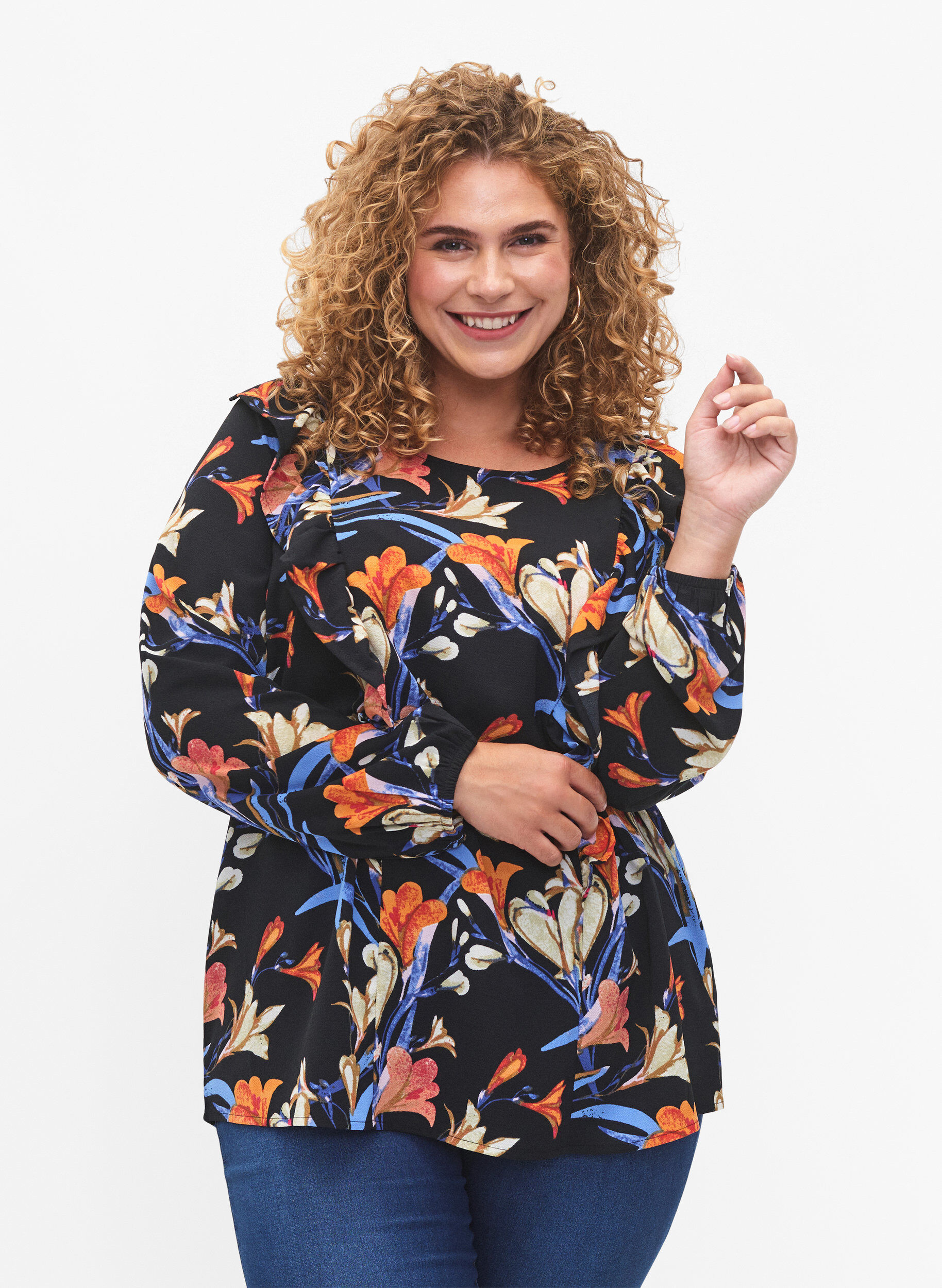 Zizzi Lang&aelig;rmet bluse med fl&aelig;ser, Black Flower AOP, Model image number 0