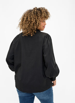 Skjortebluse i viskose med flæser, Black, Model image number 1