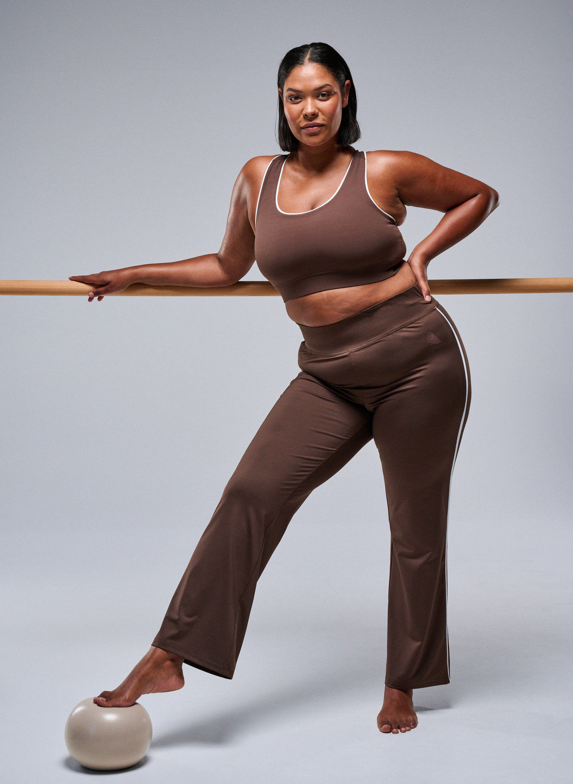 Zizzi Flared tr&aelig;ningsbukser med kontrast-piping, Brun, Image image number 0