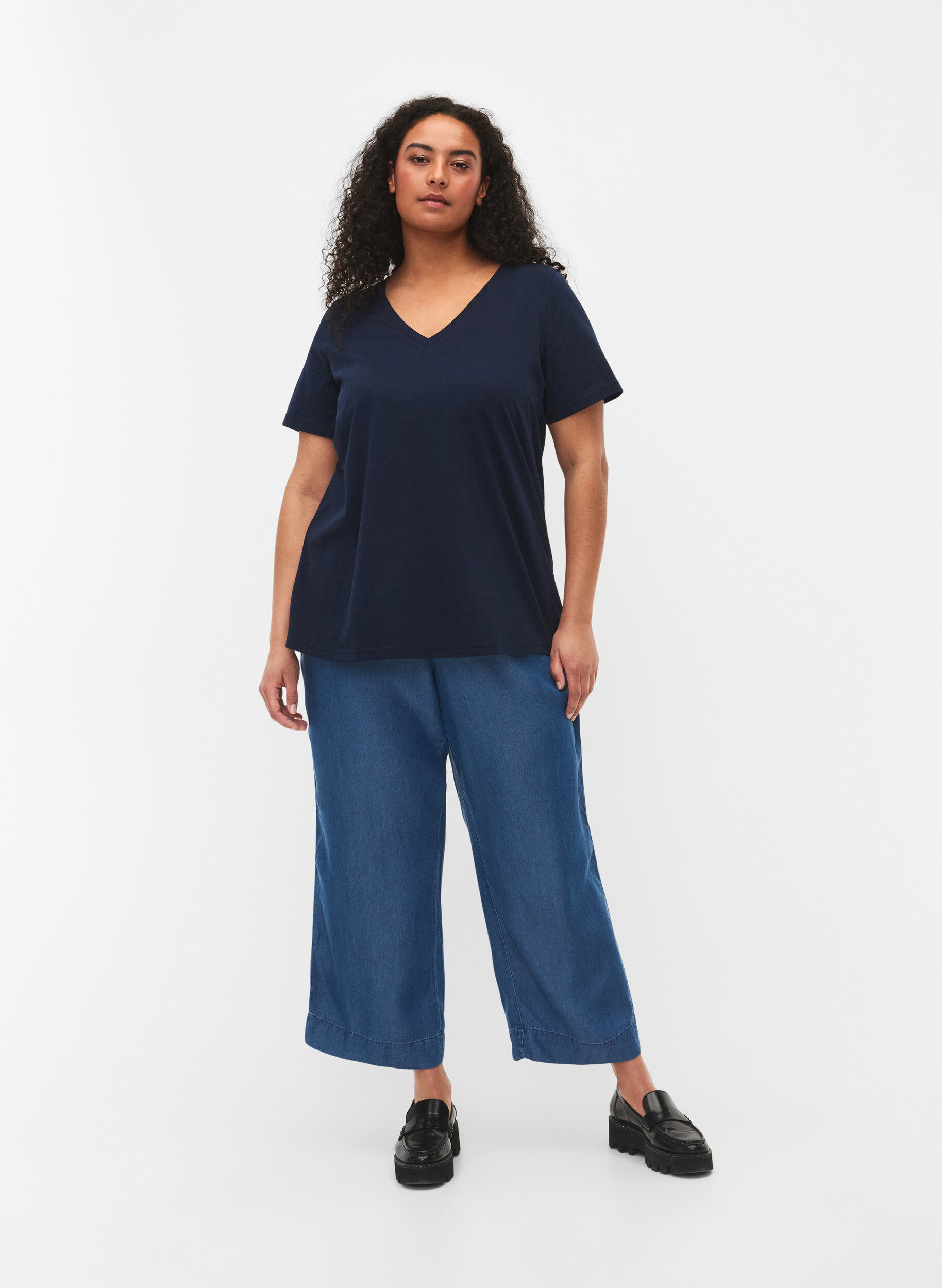 Zizzi Kort&aelig;rmet t-shirt med v-udsk&aelig;ring, Bl&aring;, Model image number 1