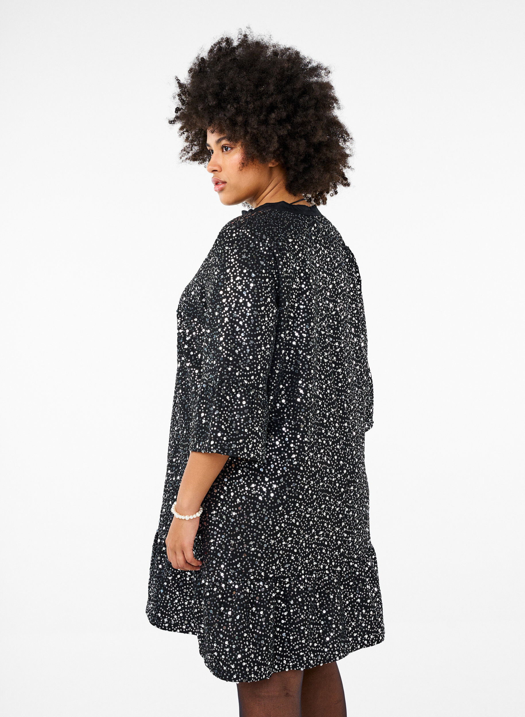 Zizzi Pailletkjole med V-udsk&aelig;ring og 3/4 &aelig;rmer, Black w. Sequins, Model image number 1