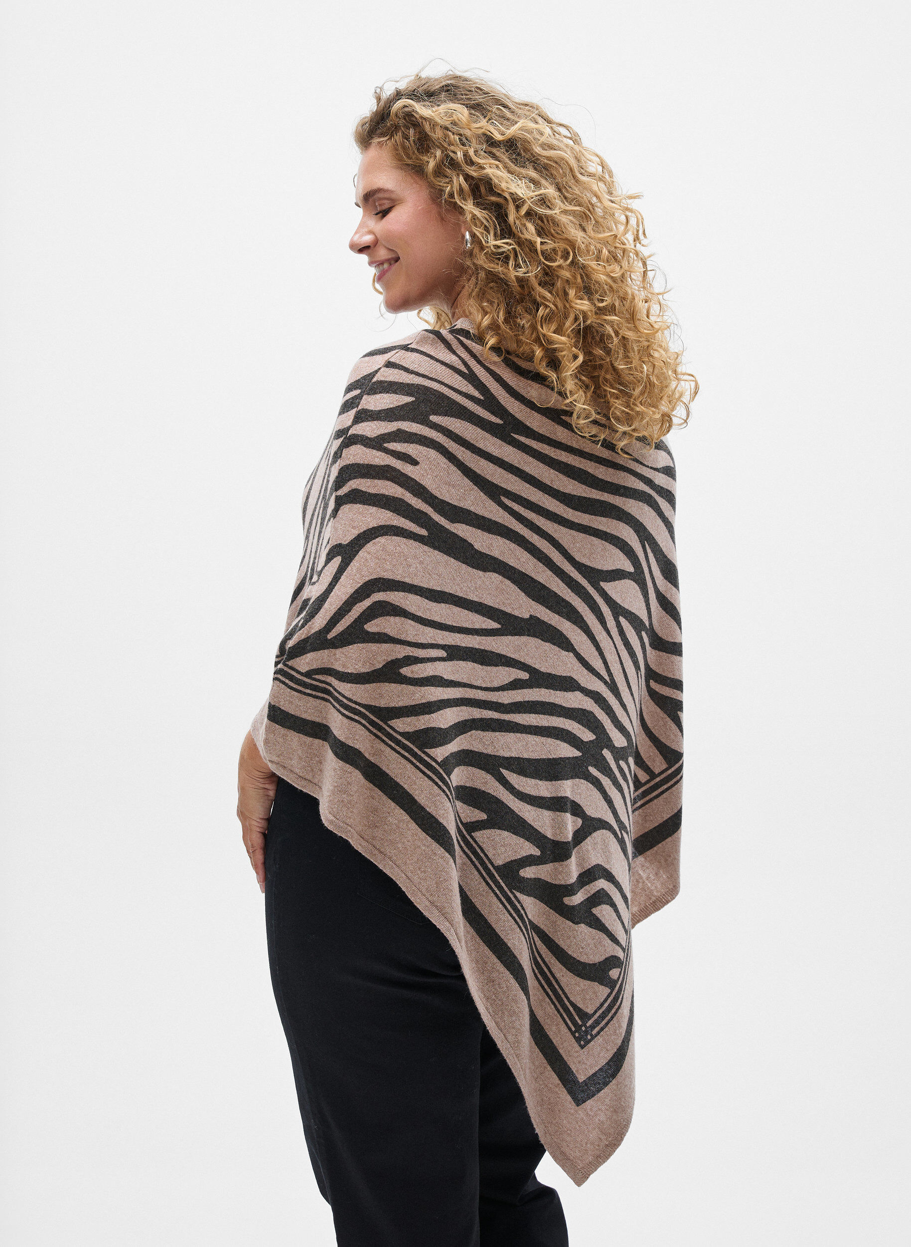 Zizzi Finstrikket poncho, Sort, Model image number 2