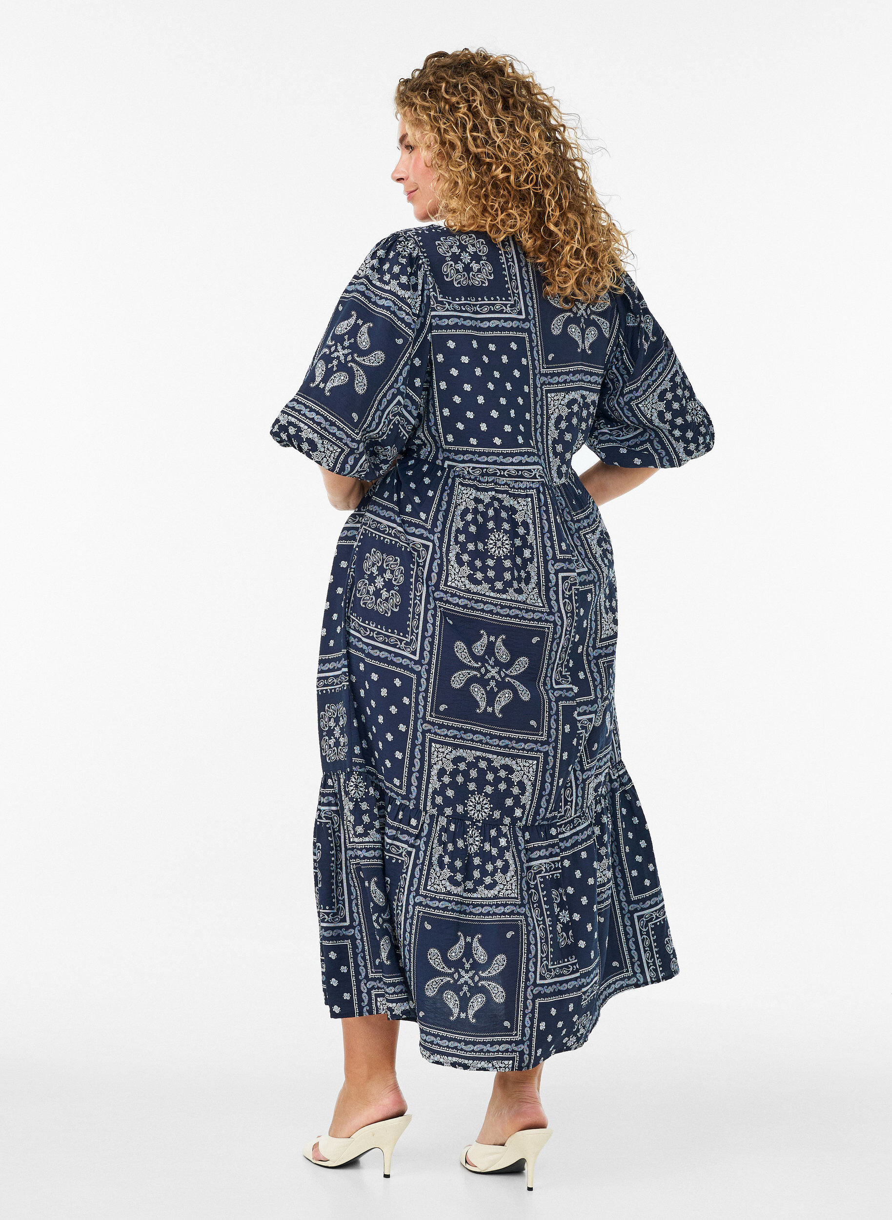 ZizziAnkellang kjole i viskose med paisleyprint og korte &aelig;rmer, Bl&aring;, Model image number 1