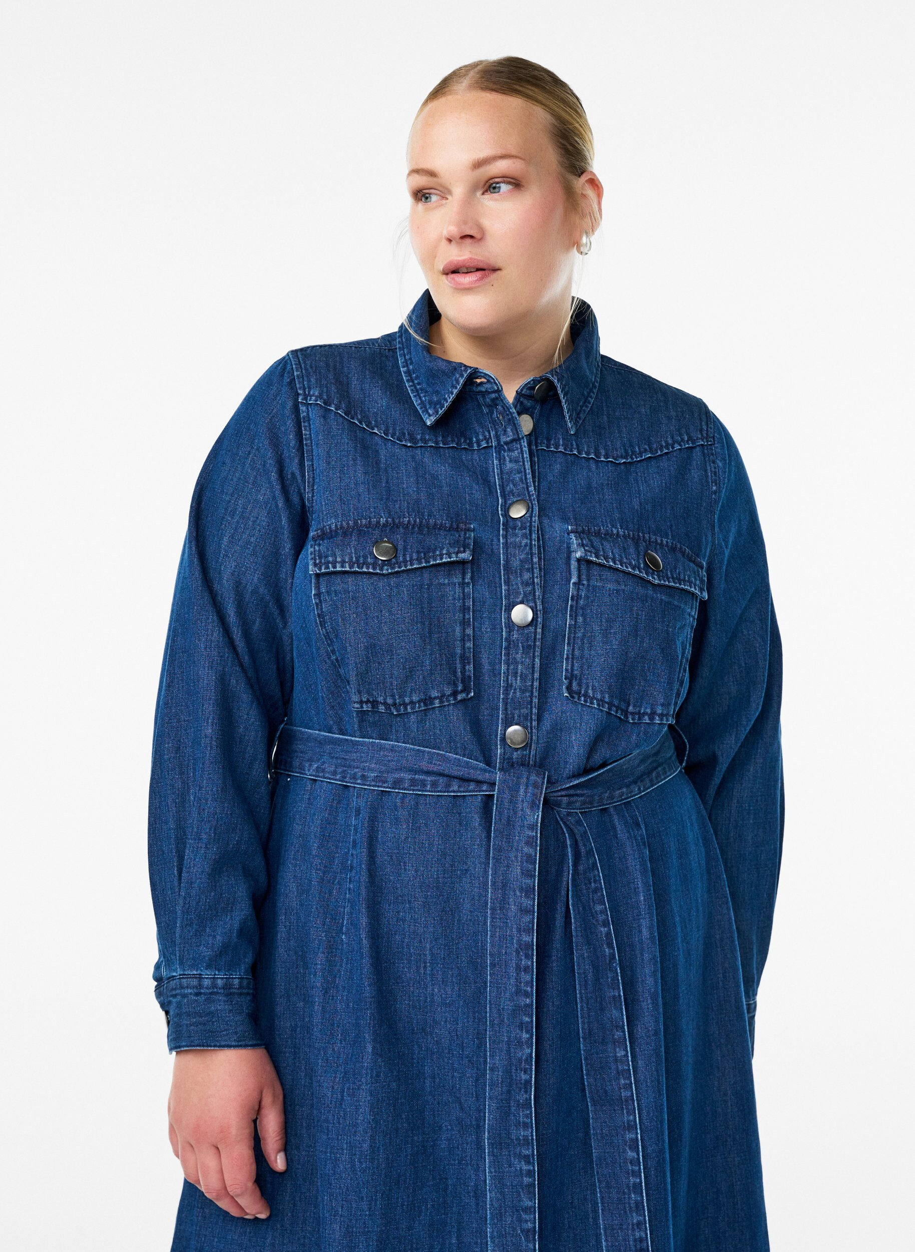 Zizzi Midi denimkjole med bindeb&aelig;lte, Bl&aring;, Model image number 2