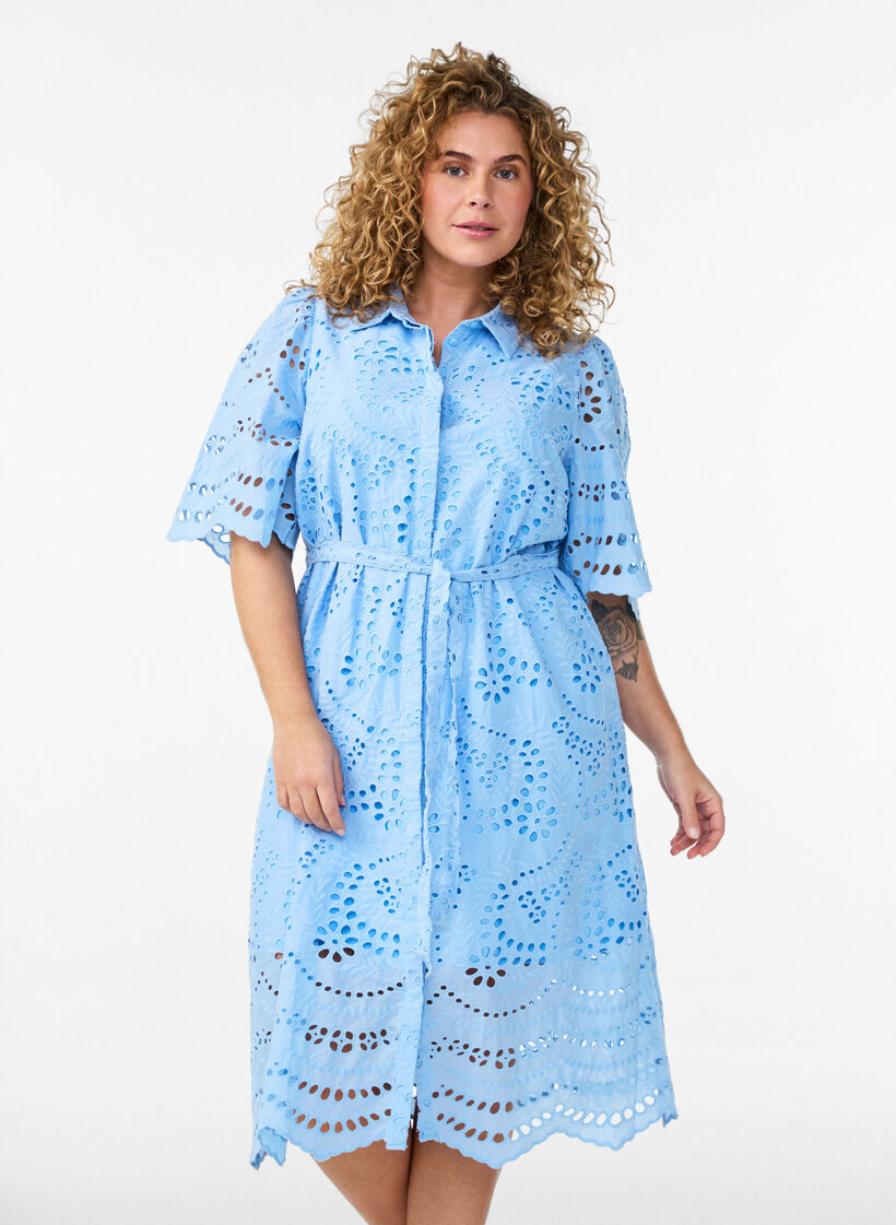 Skjortekjole i broderie anglaise med bindeb&aelig;lte, Bl&aring;, Model image number 0