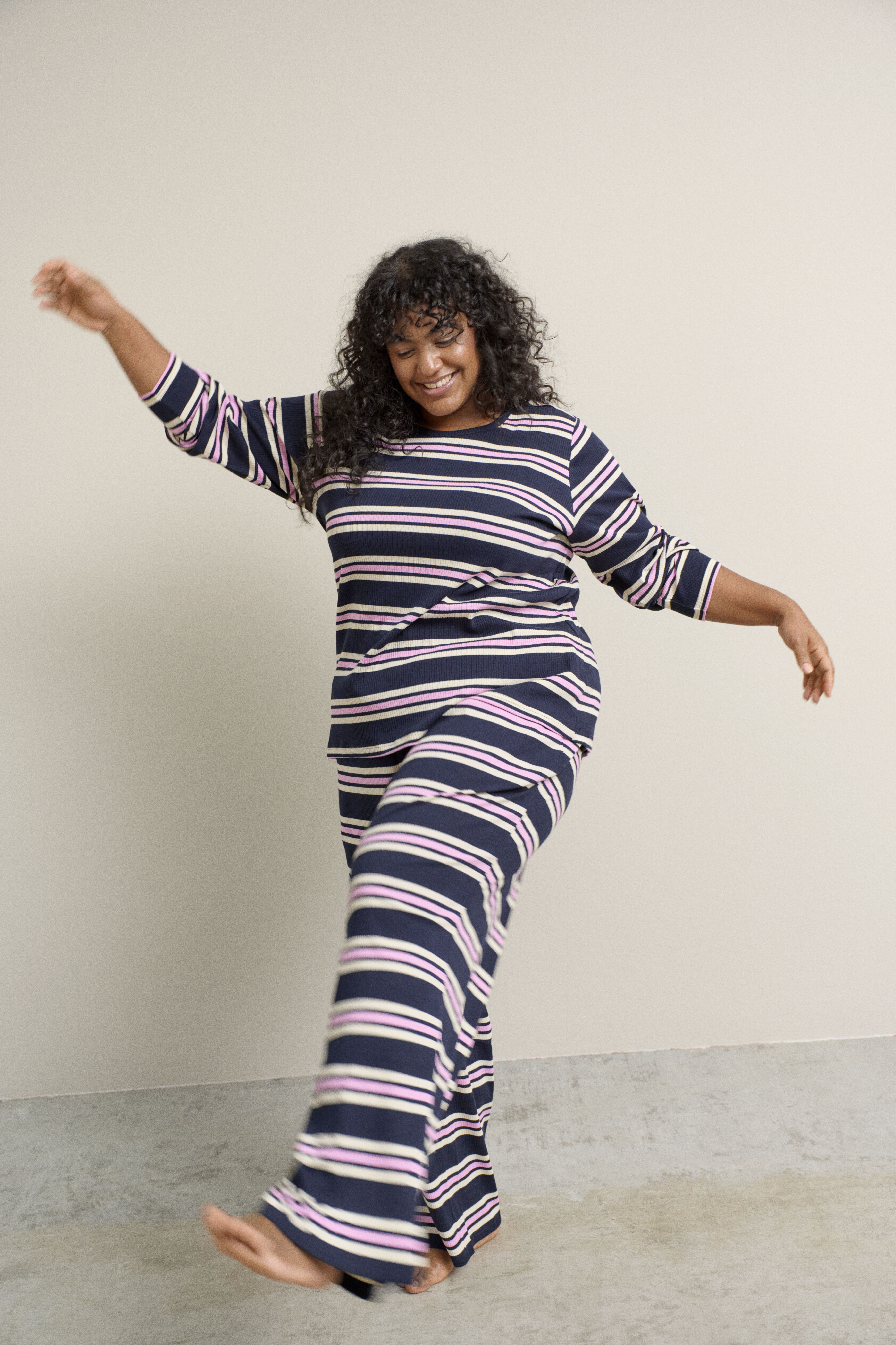 Nats&aelig;t i rib jersey med striber, , Model