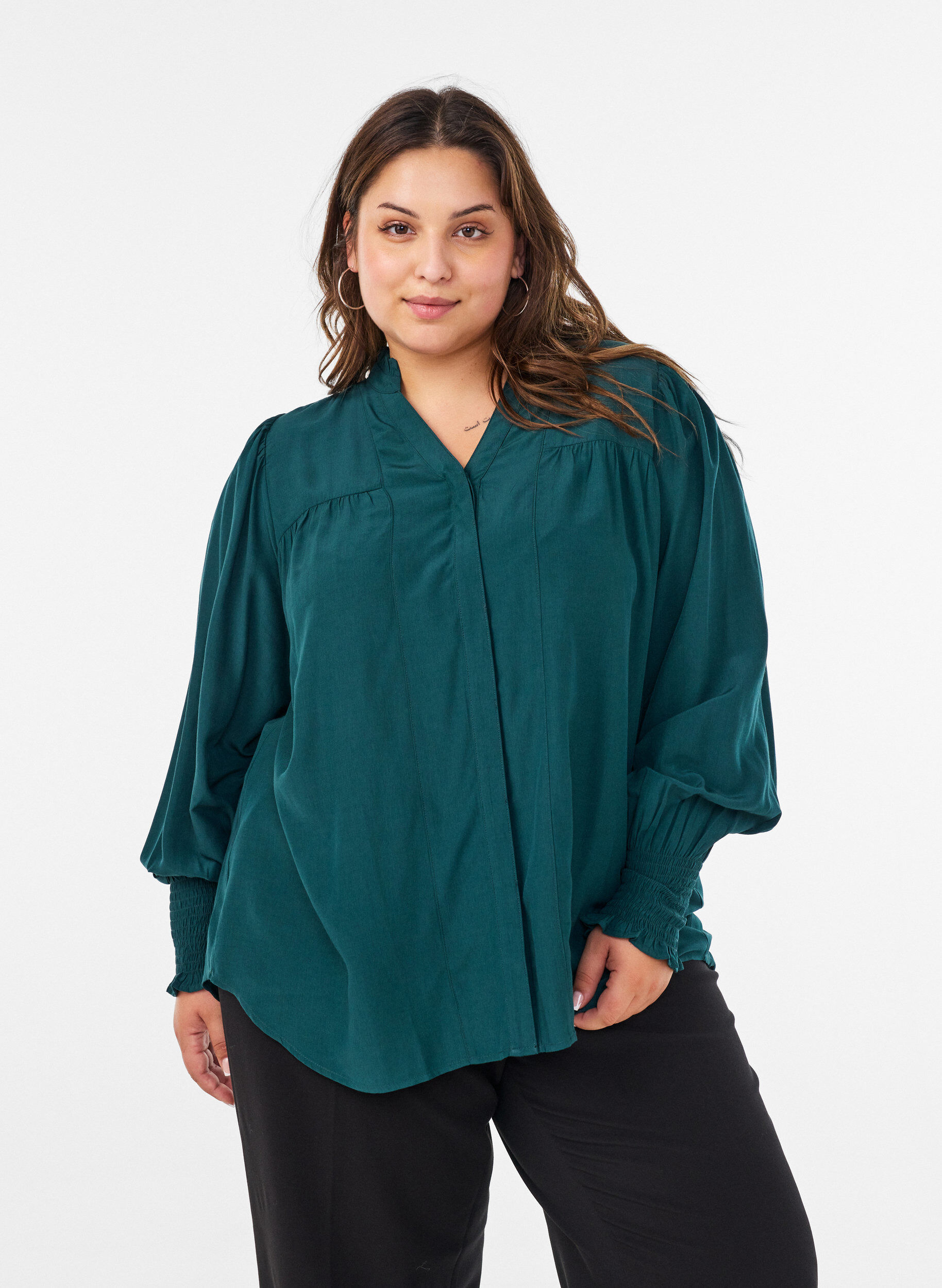 Skjortebluse med fl&aelig;sekrave og rynkedetaljer, Gr&oslash;n, Model