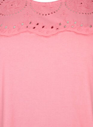 T-shirt med broderi anglaise i økologisk bomuld, Strawberry Pink , Packshot image number 2