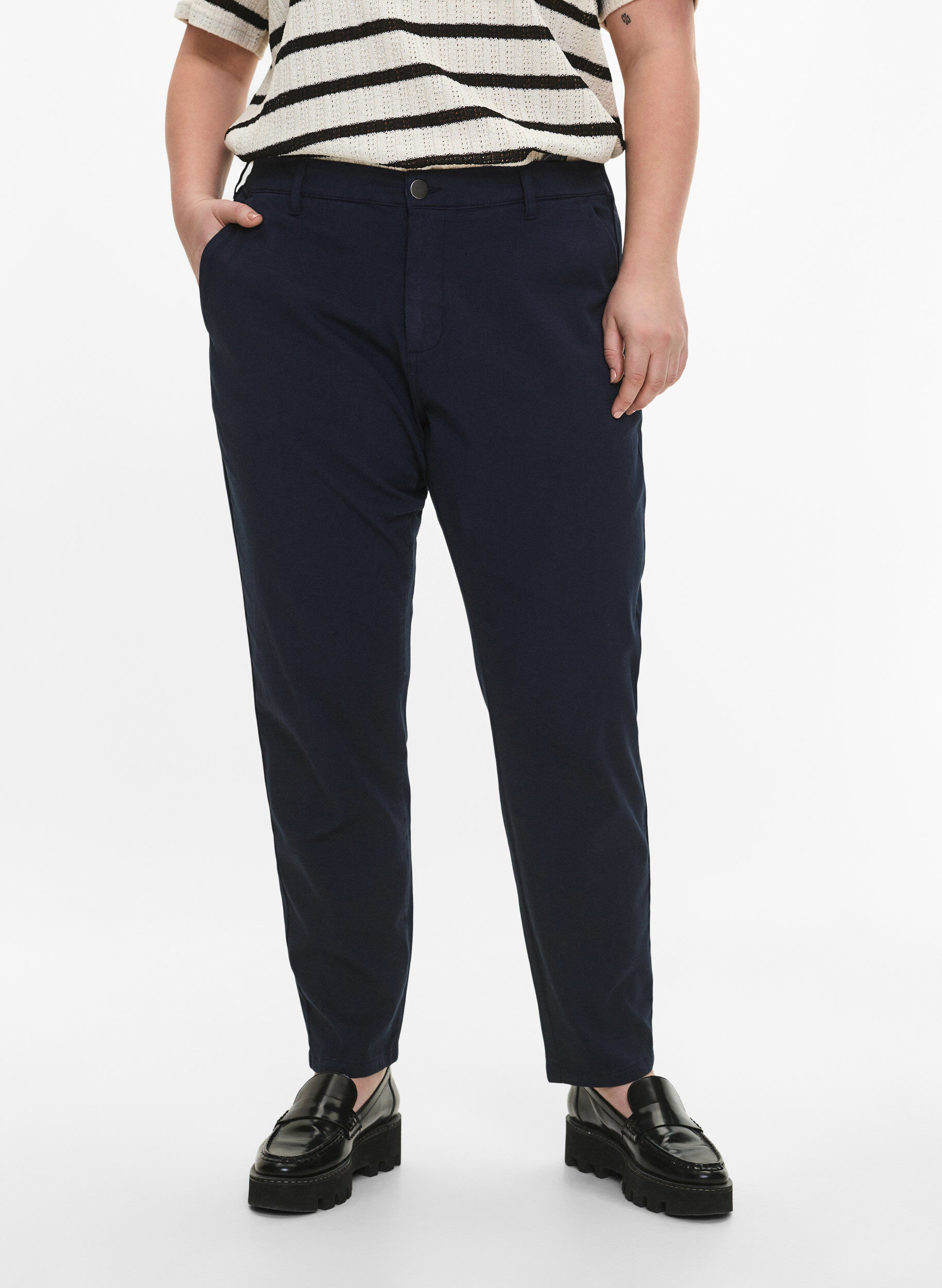 Zizzi Chinos i bomuld, Navy Blazer, Model image number 2