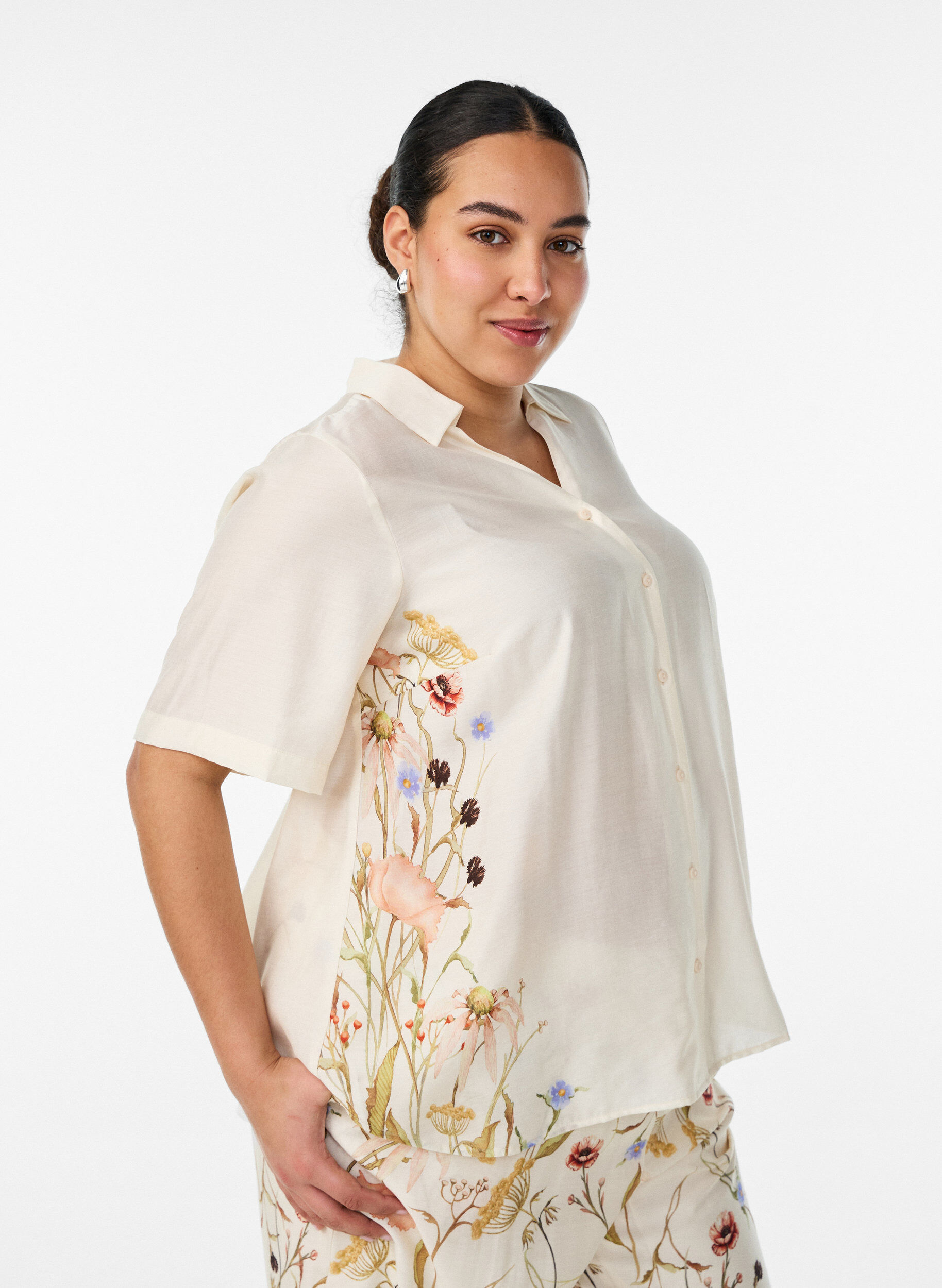 ZizziSkjortebluse med albuelange &aelig;rmer og blomster detaljer, Beige, Model image number 0