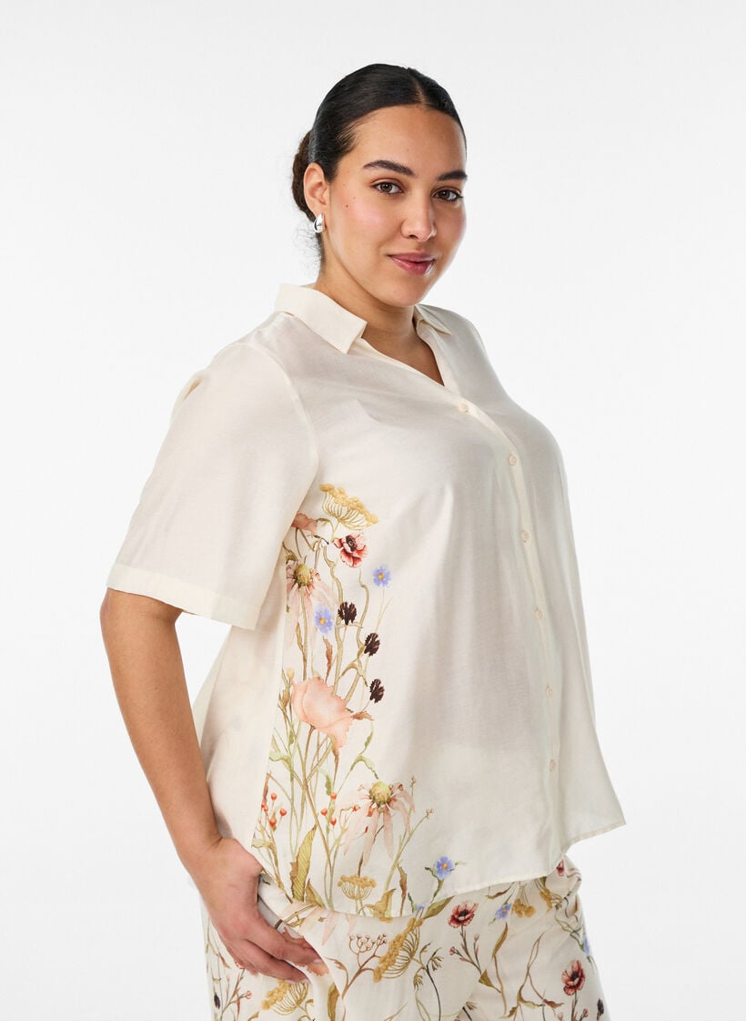 Skjortebluse med albuelange &aelig;rmer og blomster detaljer, Beige, Model image number 0