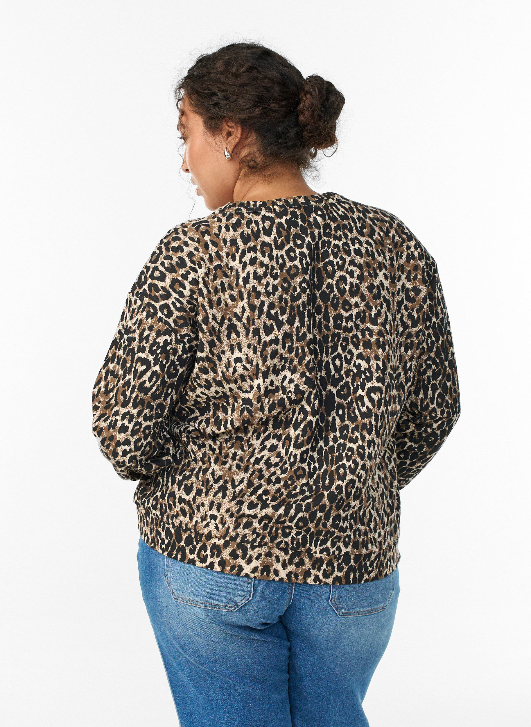Zizzi Sweatshirt med leopardm&oslash;nster og statement-print, Brun, Model image number 2