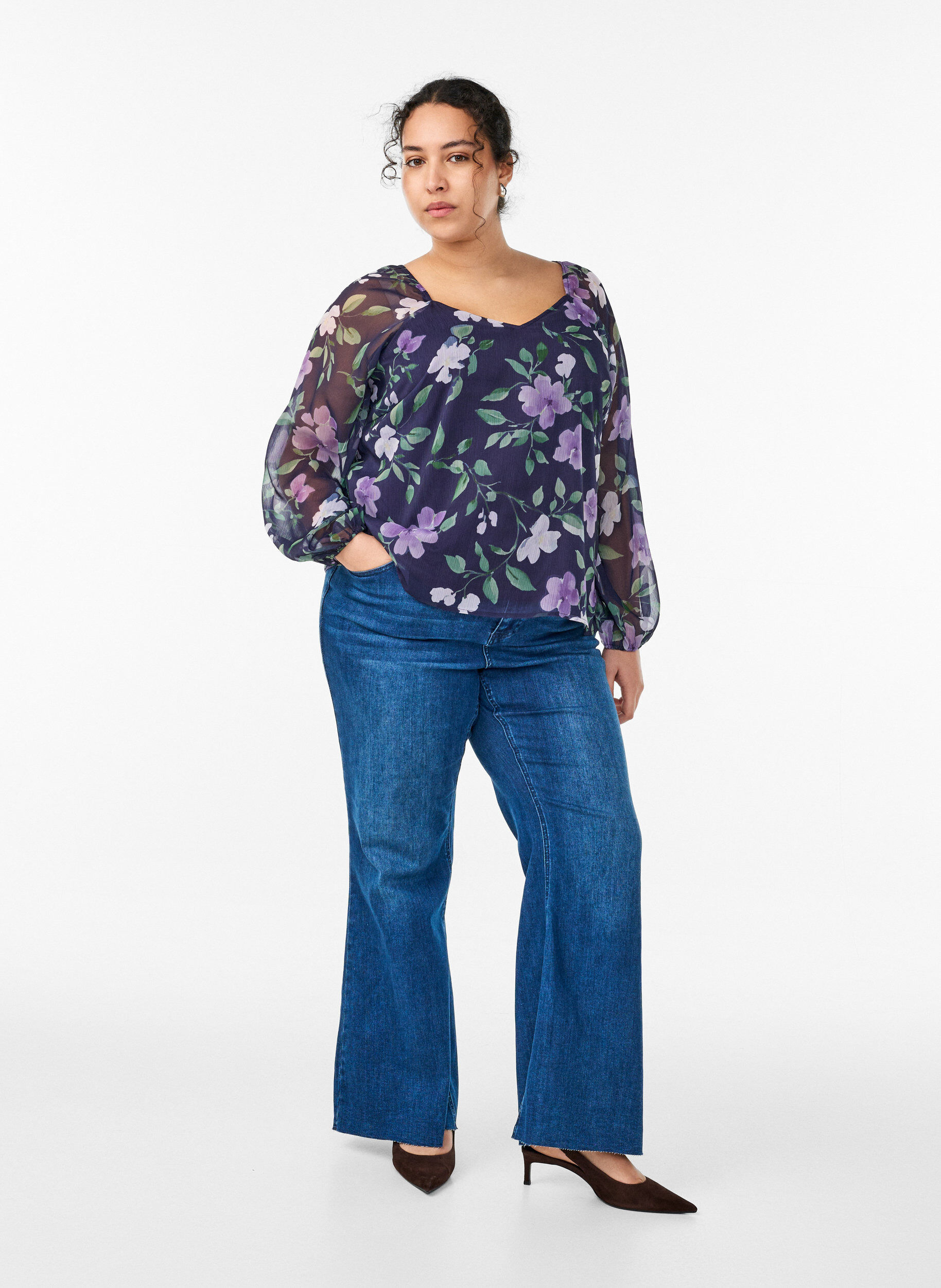 ZizziChiffonbluse med blomster og lange &aelig;rmer , Bl&aring;, Model image number 1