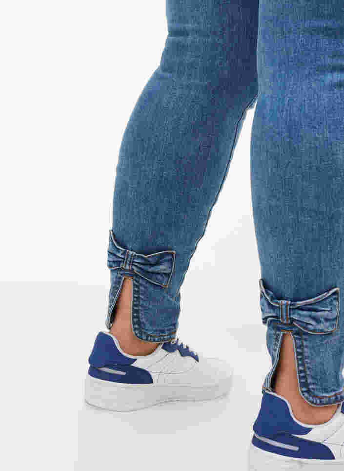 Cropped Amy jeans med høj talje og sløjfe, Blue denim, Model image number 2