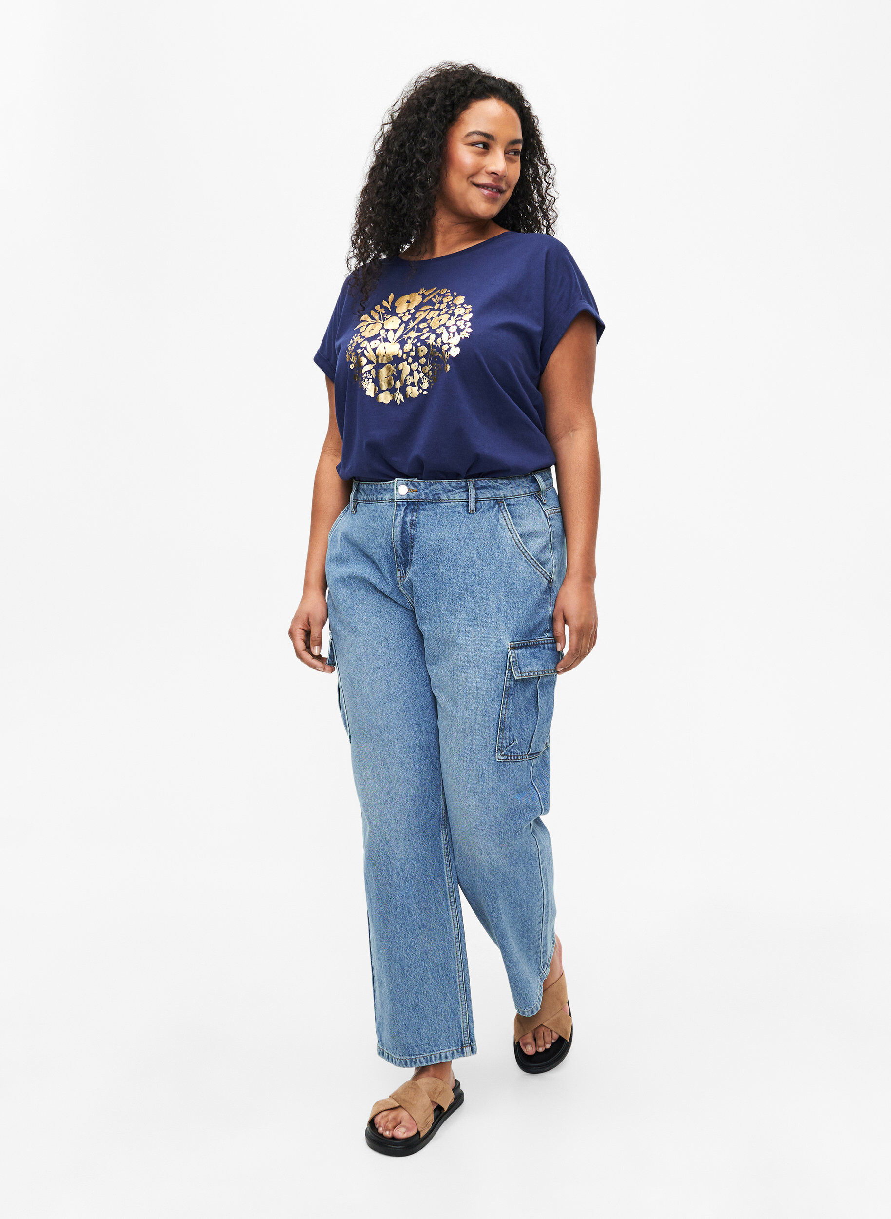 Zizzi T-shirt i &oslash;kologisk bomuld med guldtryk, Med.Blue Gold Flower, Model image number 2