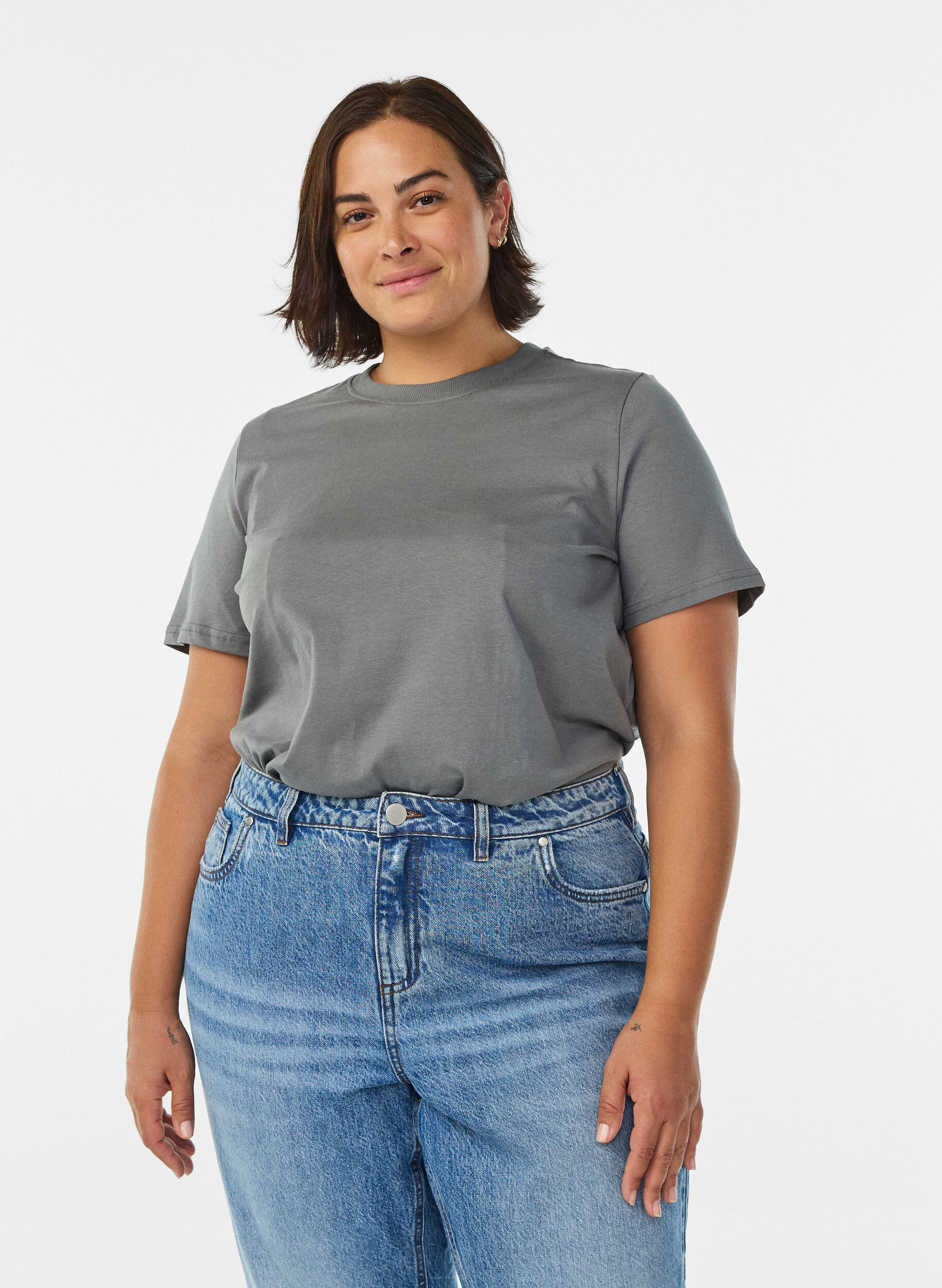 Basis t-shirt i bomuld med rund hals , Gr&aring;, Model
