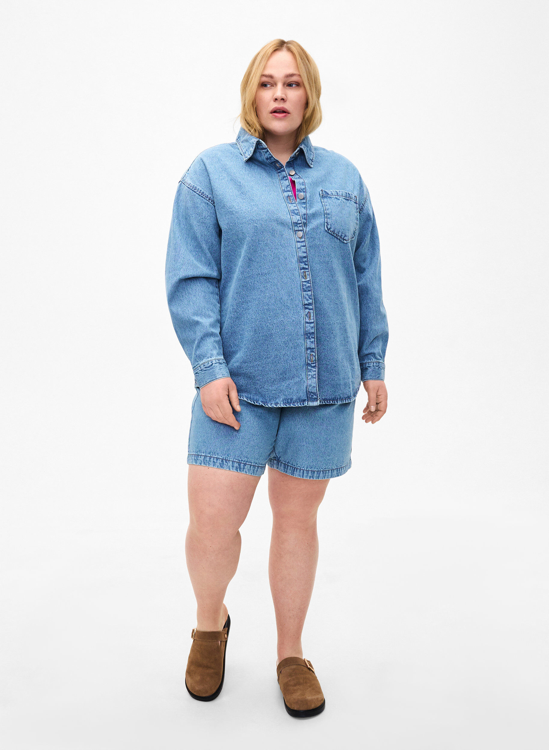 Zizzi L&oslash;s denimskjorte med brystlomme, Light blue denim, Model image number 3