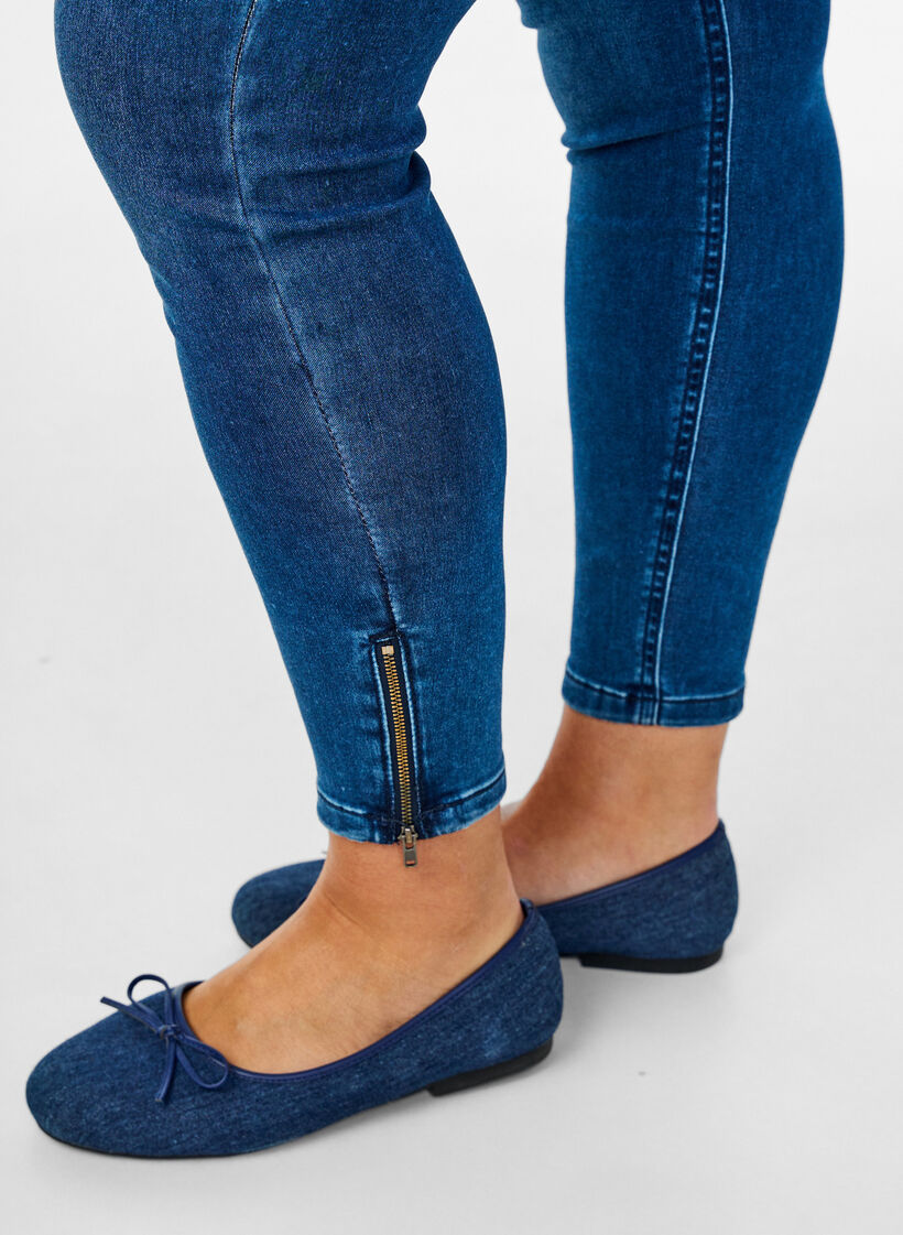 Cropped Amy jeans med lynl&aring;sdetalje, Bl&aring;, Model image number 2