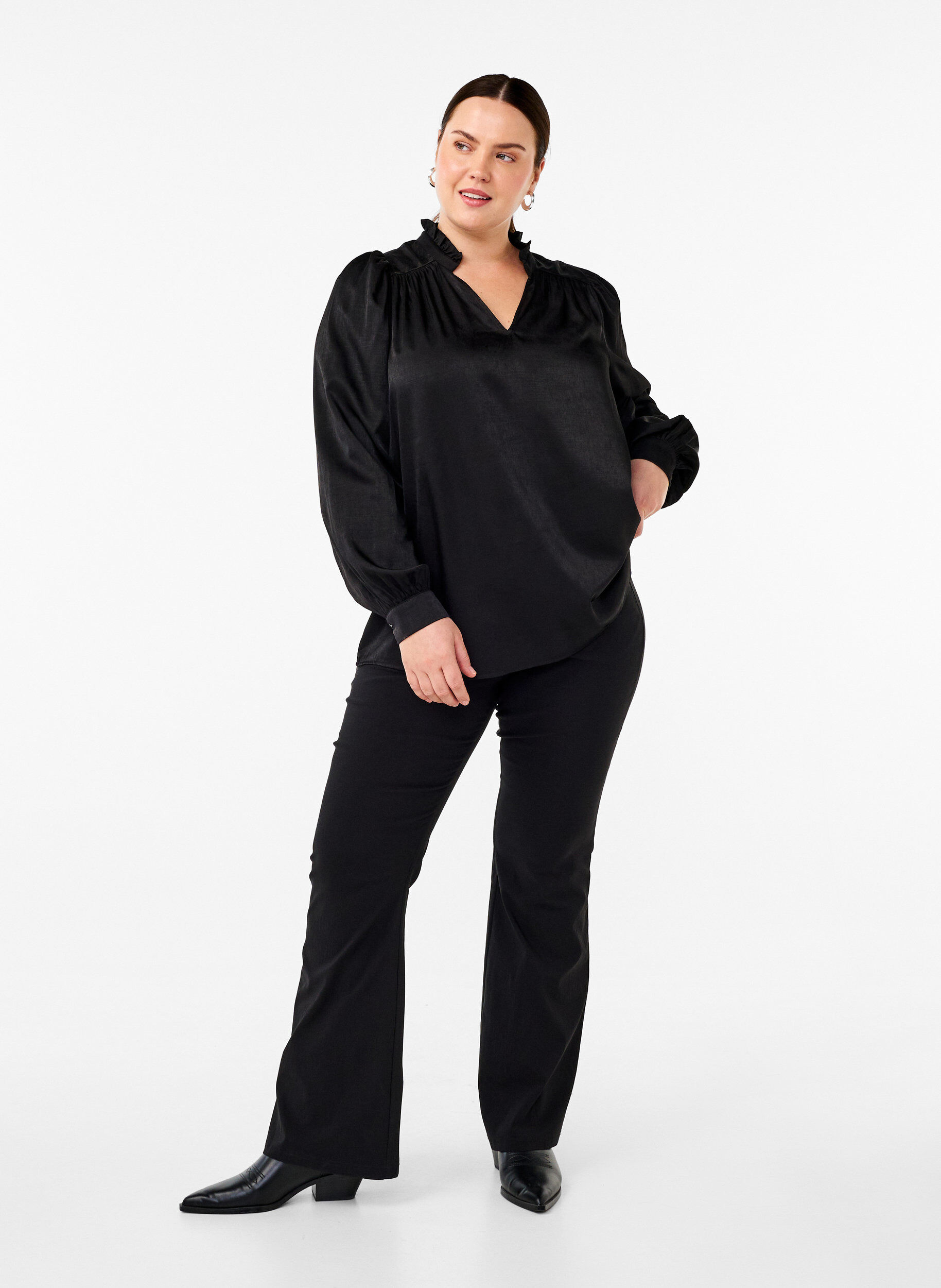 Zizzi Lang&aelig;rmet bluse med fl&aelig;ser og v-hals, Black, Model image number 2
