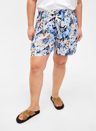Løstsiddende shorts i viskose, Blue Graphic AOP, Model image number 2