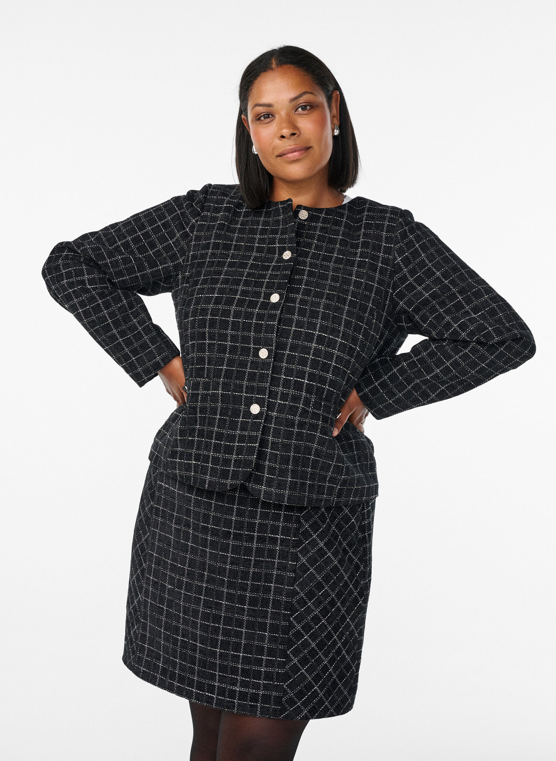 Nederdel med ternet m&oslash;nster, Sort, Model