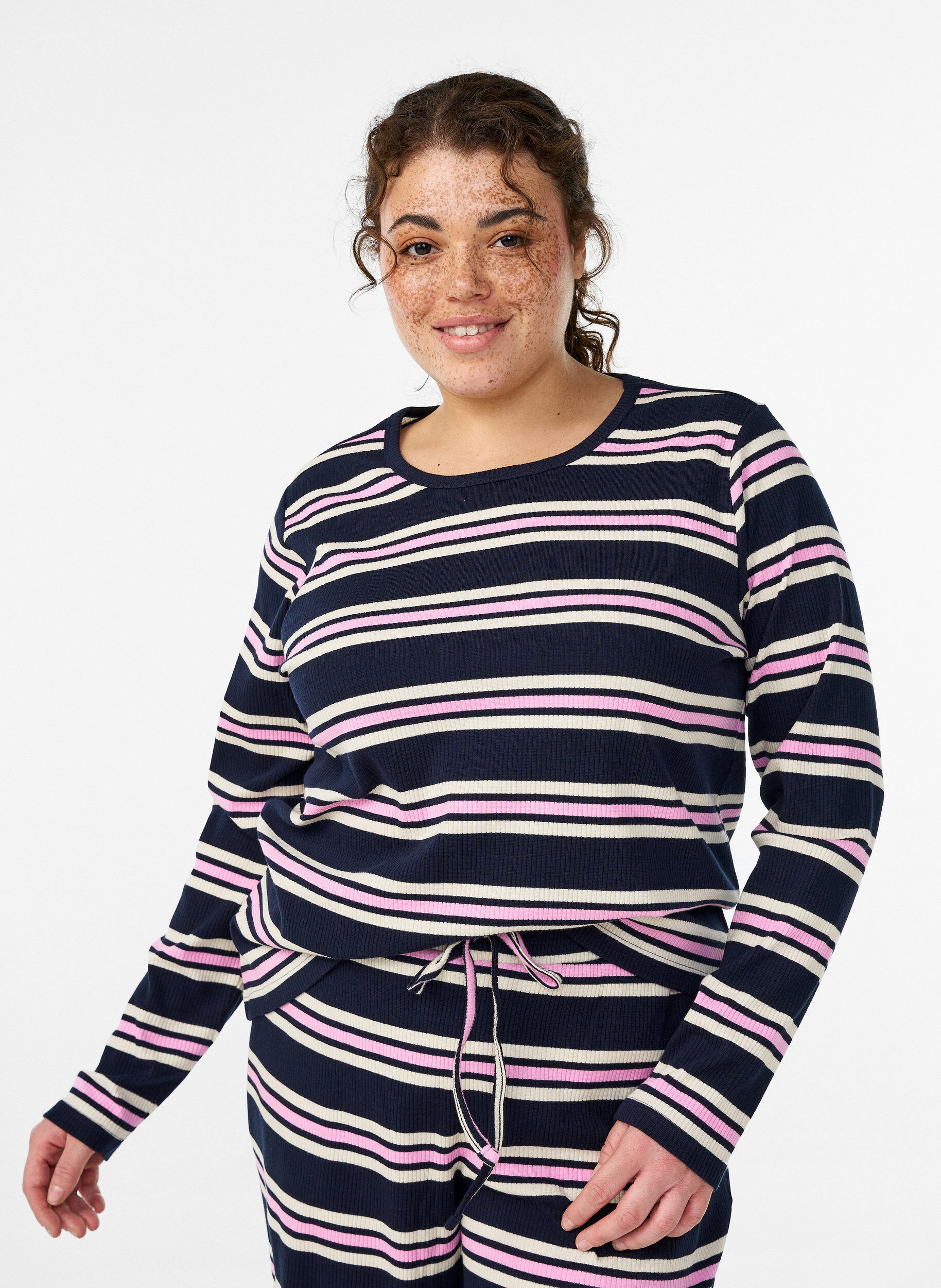 Lang&aelig;rmet natbluse i rib jersey med striber, Bl&aring;, Model