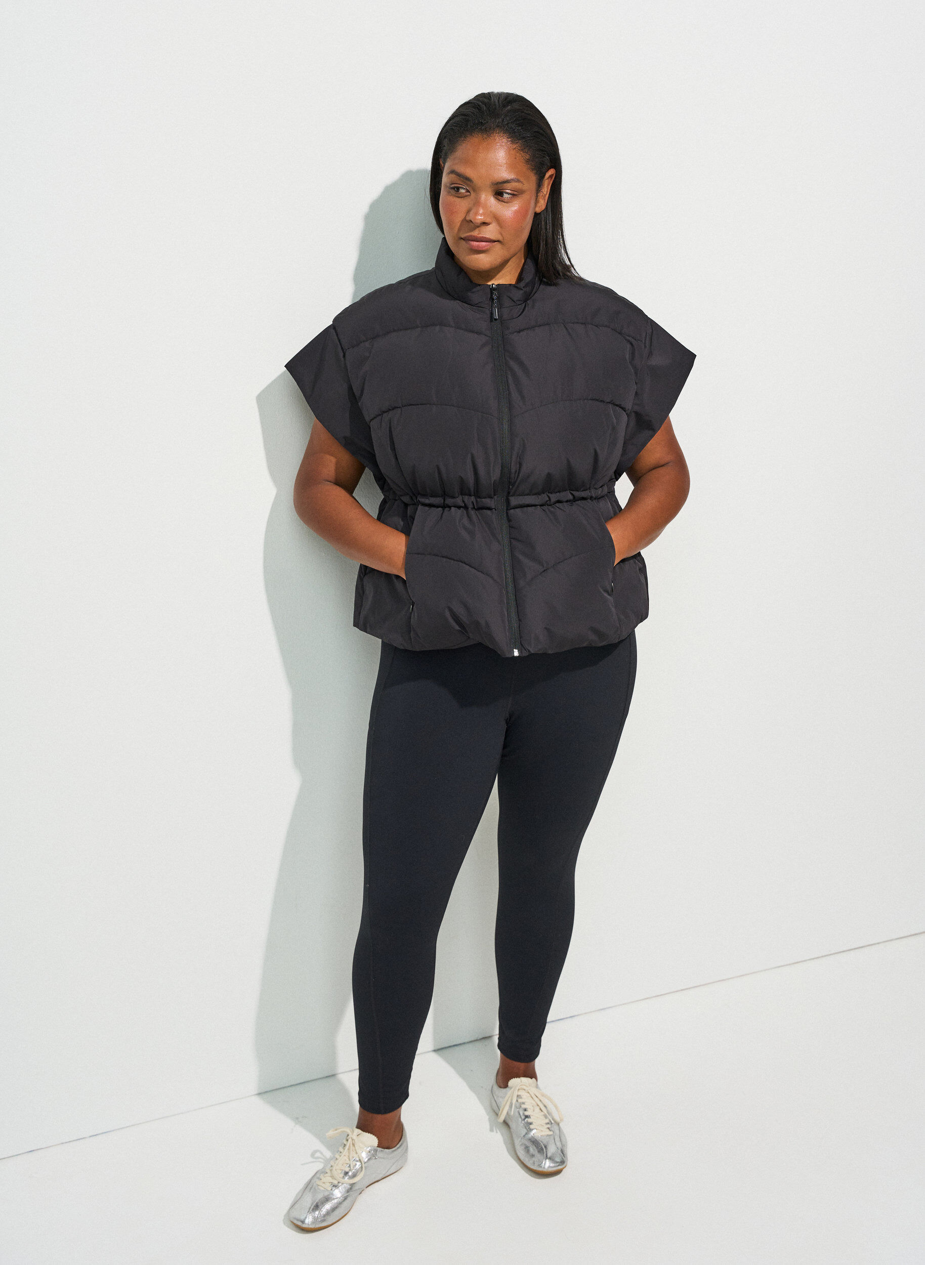 ZizziPuffervest med justerbar talje, Sort, Model image number 1