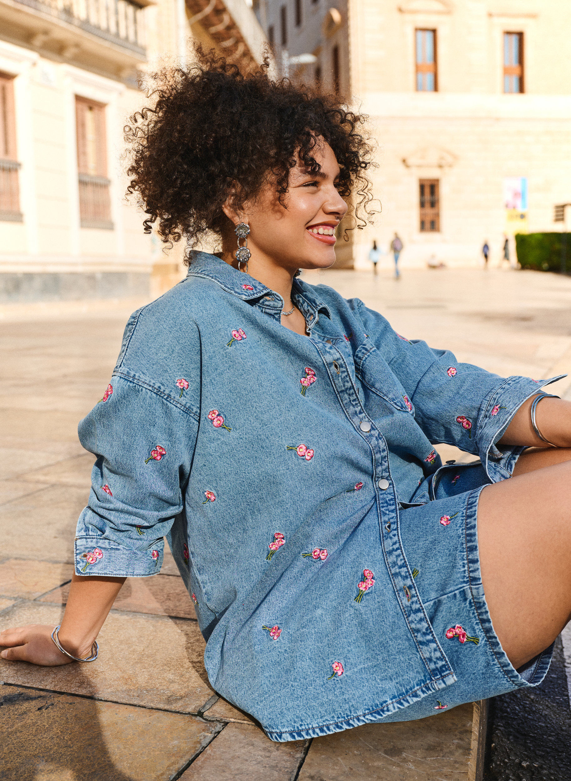 Zizzi Denim shorts med broderede jordb&aelig;r, Bl&aring;, Image image number 0