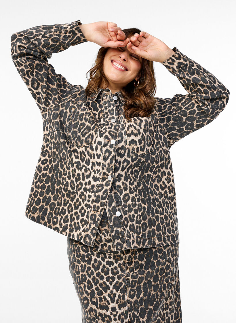 Denimjakke med leopardprint og brystlommer, Brun, Image image number 0