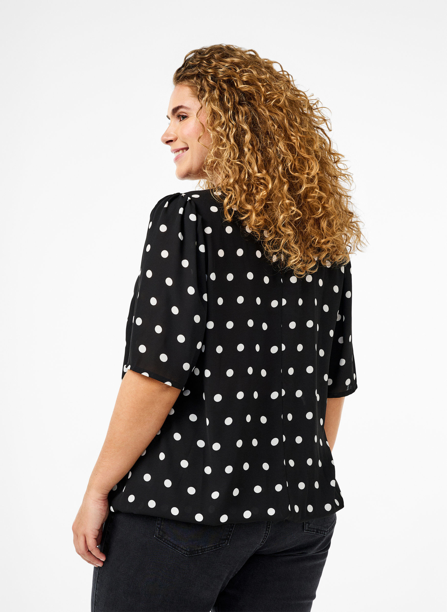 Zizzi Prikket bluse med korte &aelig;rmer, Black W. White Dot, Model image number 1