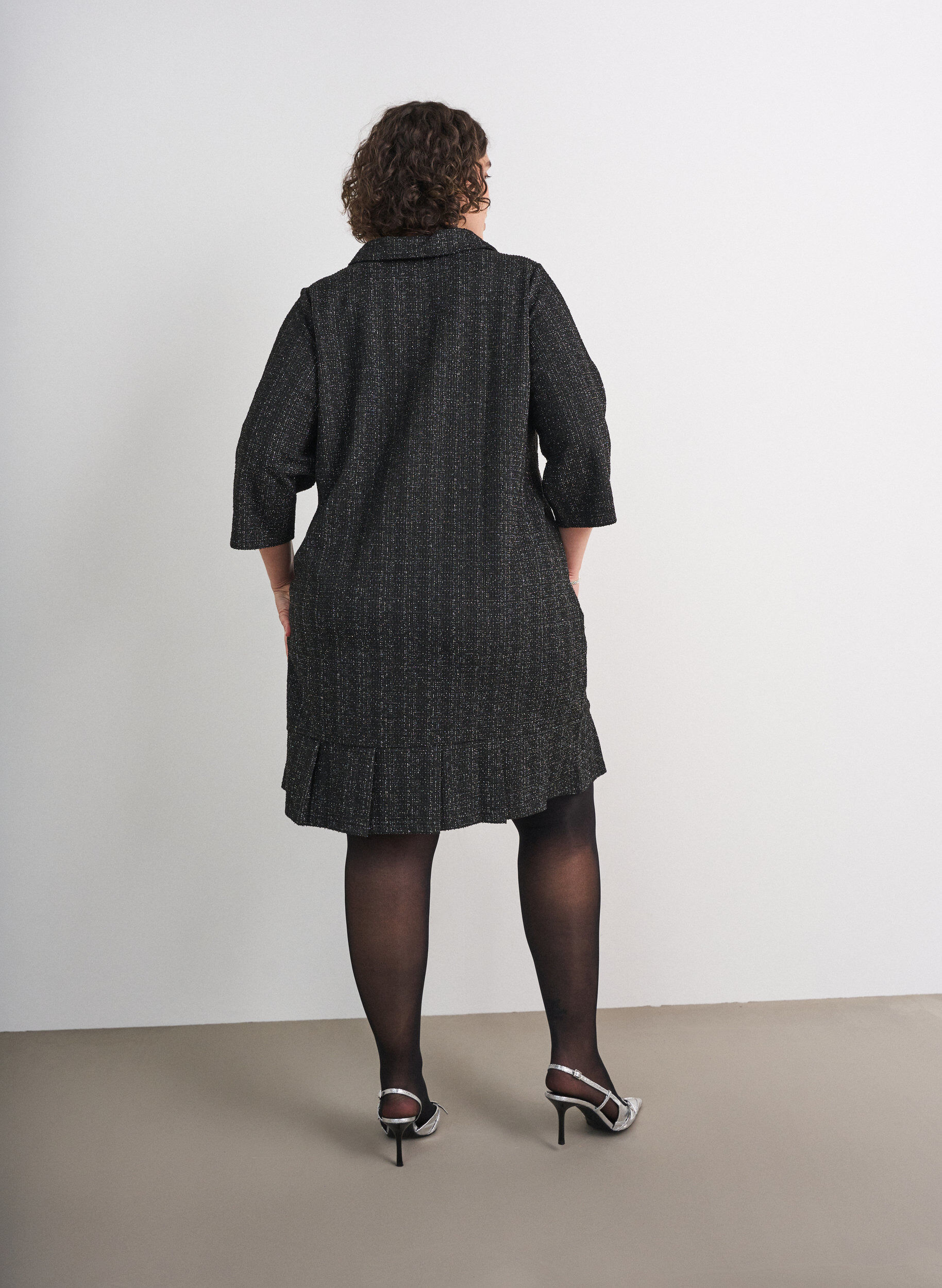 ZizziKort kjole i boucl&eacute; med dekorative knapper, Sort, Model image number 2