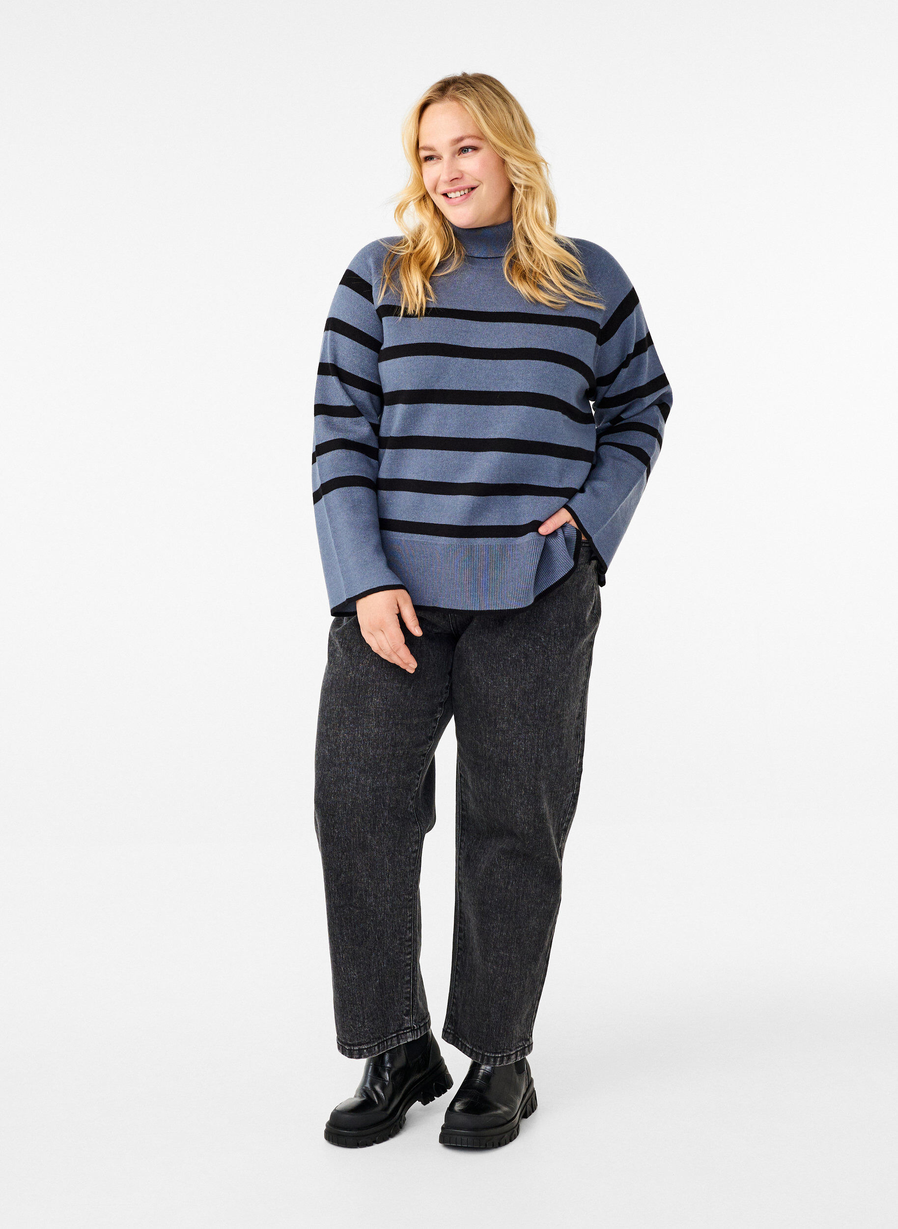 Zizzi Stribet strikbluse med rullekrave, B.Sea w.BlackStripes, Model image number 2