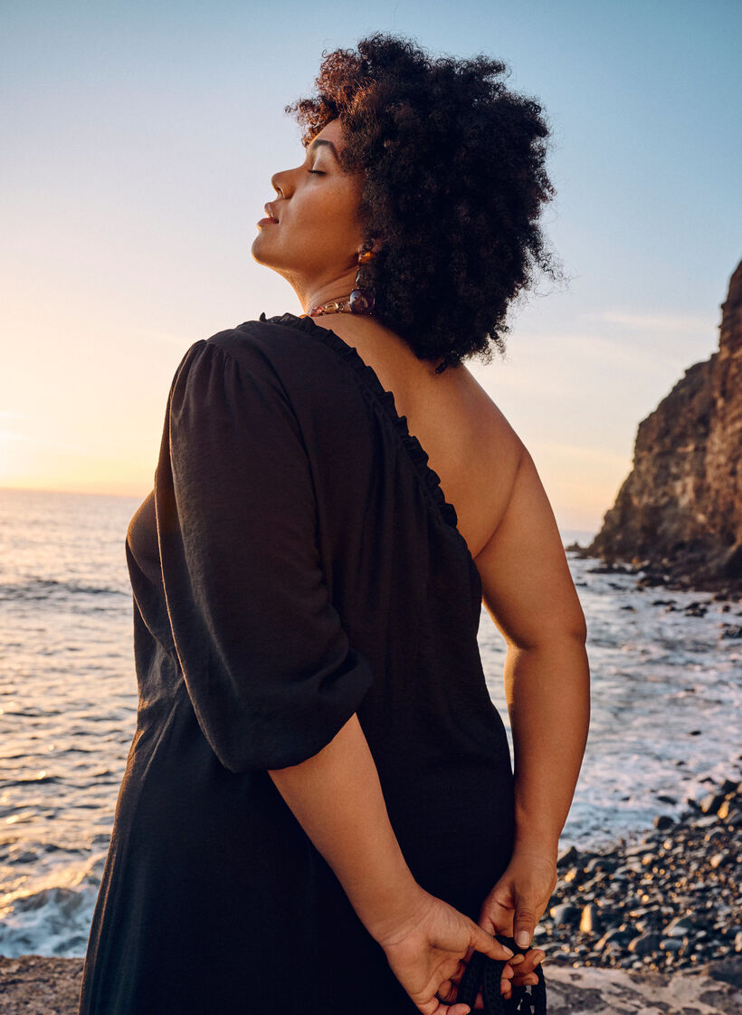 One-shoulder kjole i viskose, Sort, Image image number 1