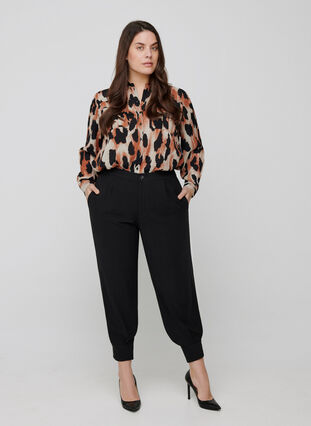 Viskose skjorte med leopard print, Black AOP, Model image number 2