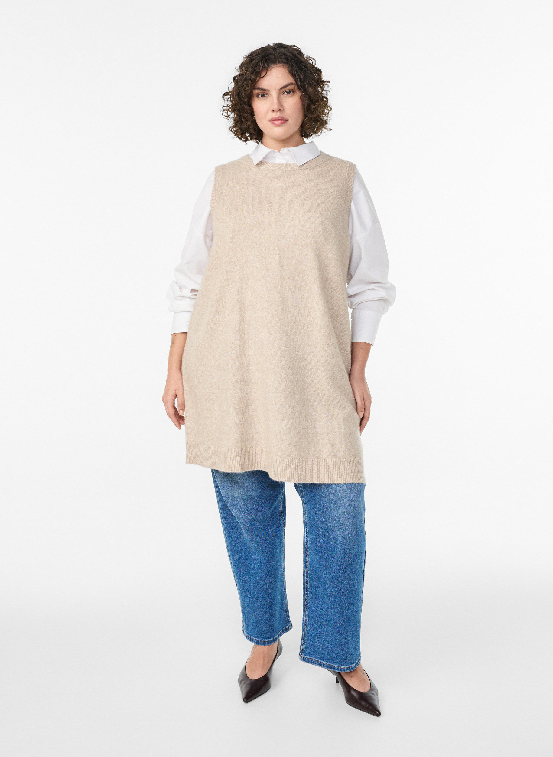 Zizzi Kort strikkjole uden &aelig;rmer, Beige, Model image number 1