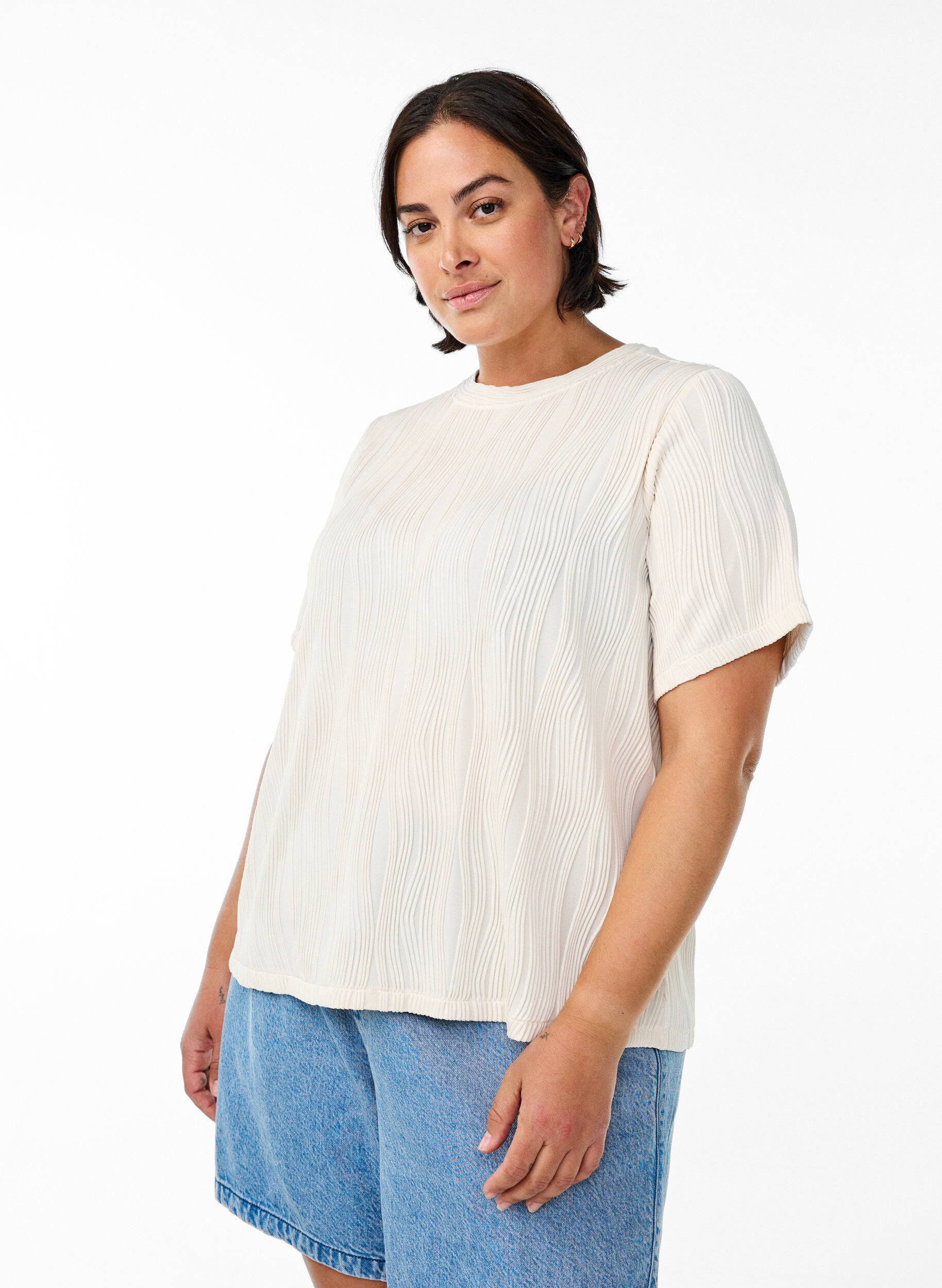 Zizzi Bluse med korte &aelig;rmer og b&oslash;lget struktur, Beige, Model image number 0