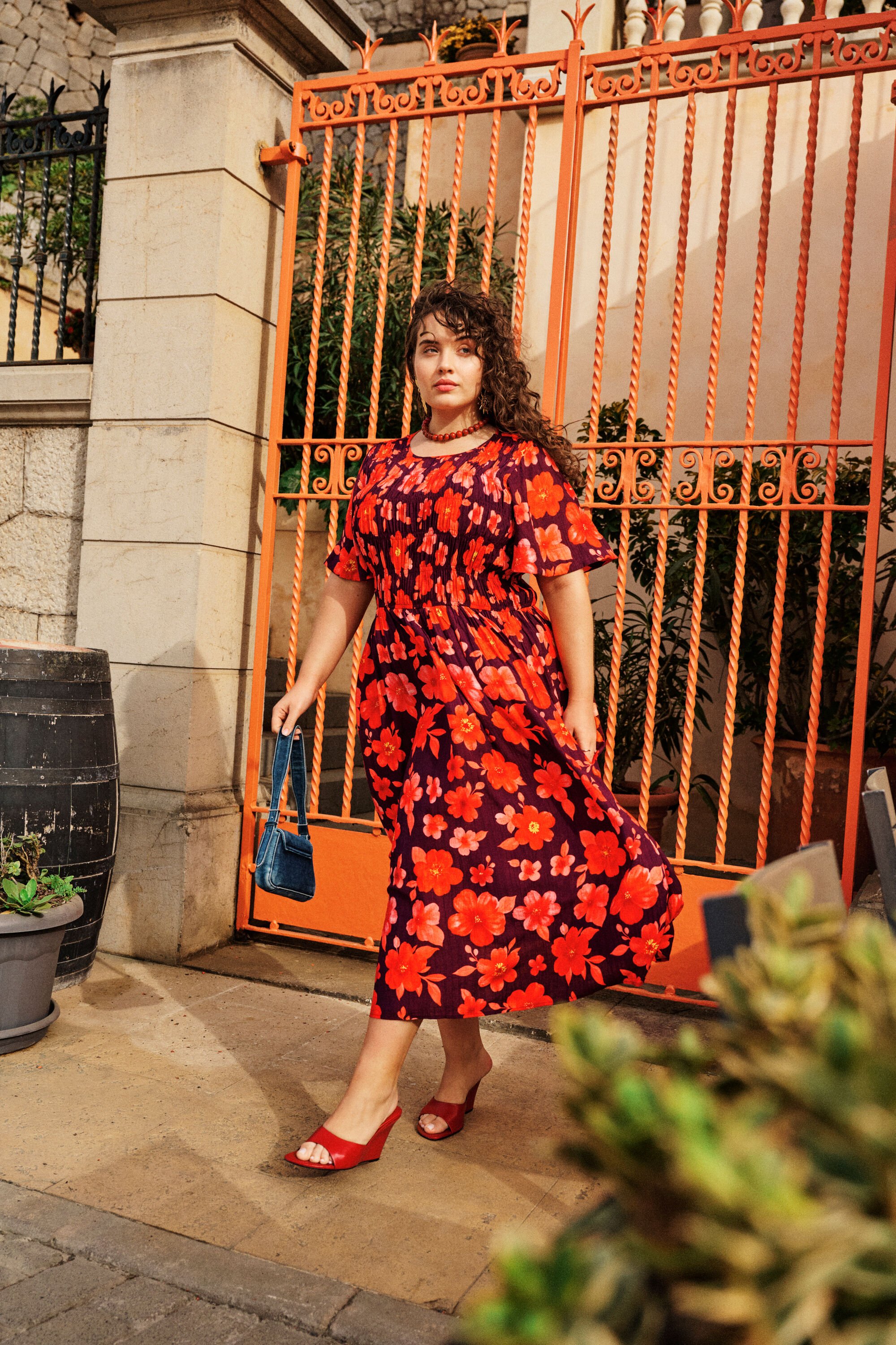 ZizziBlomstret elegance i r&oslash;dt, , Model