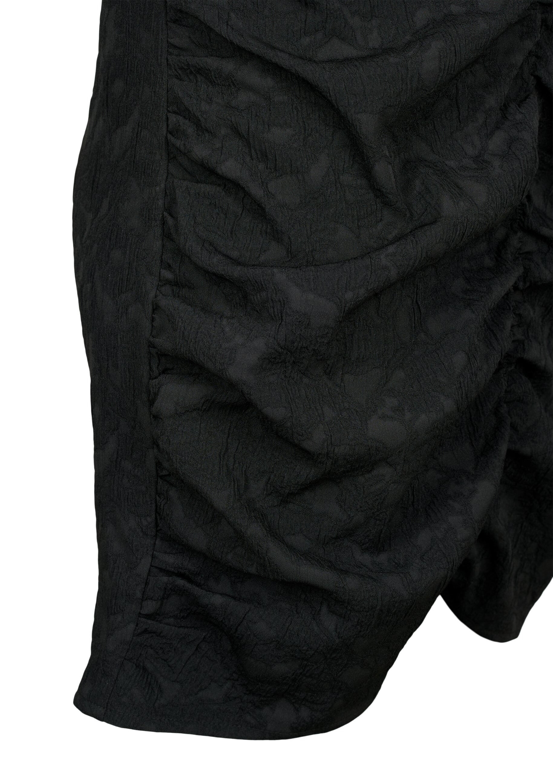 Zizzi Kort&aelig;rmet kjole med tekstur og draperinger, Black, Packshot image number 3