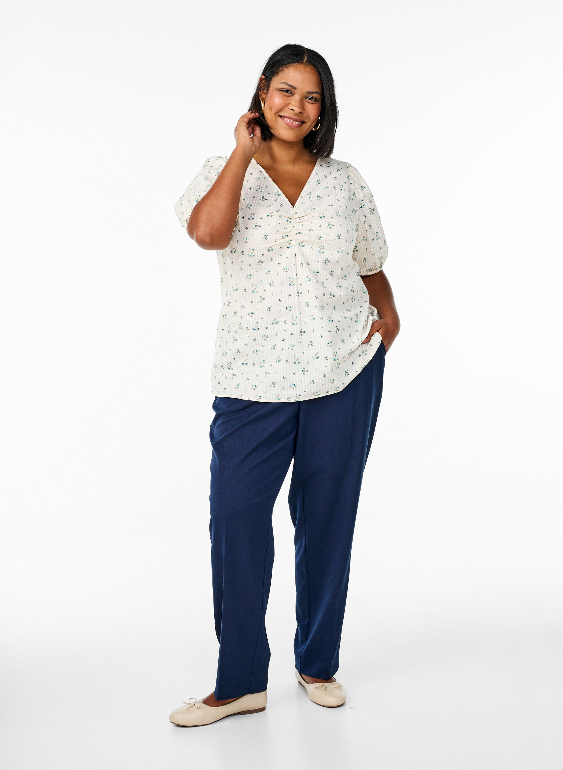 Zizzi Bluse med korte puf&aelig;rmer og rynkedetalje, Hvid, Model image number 1