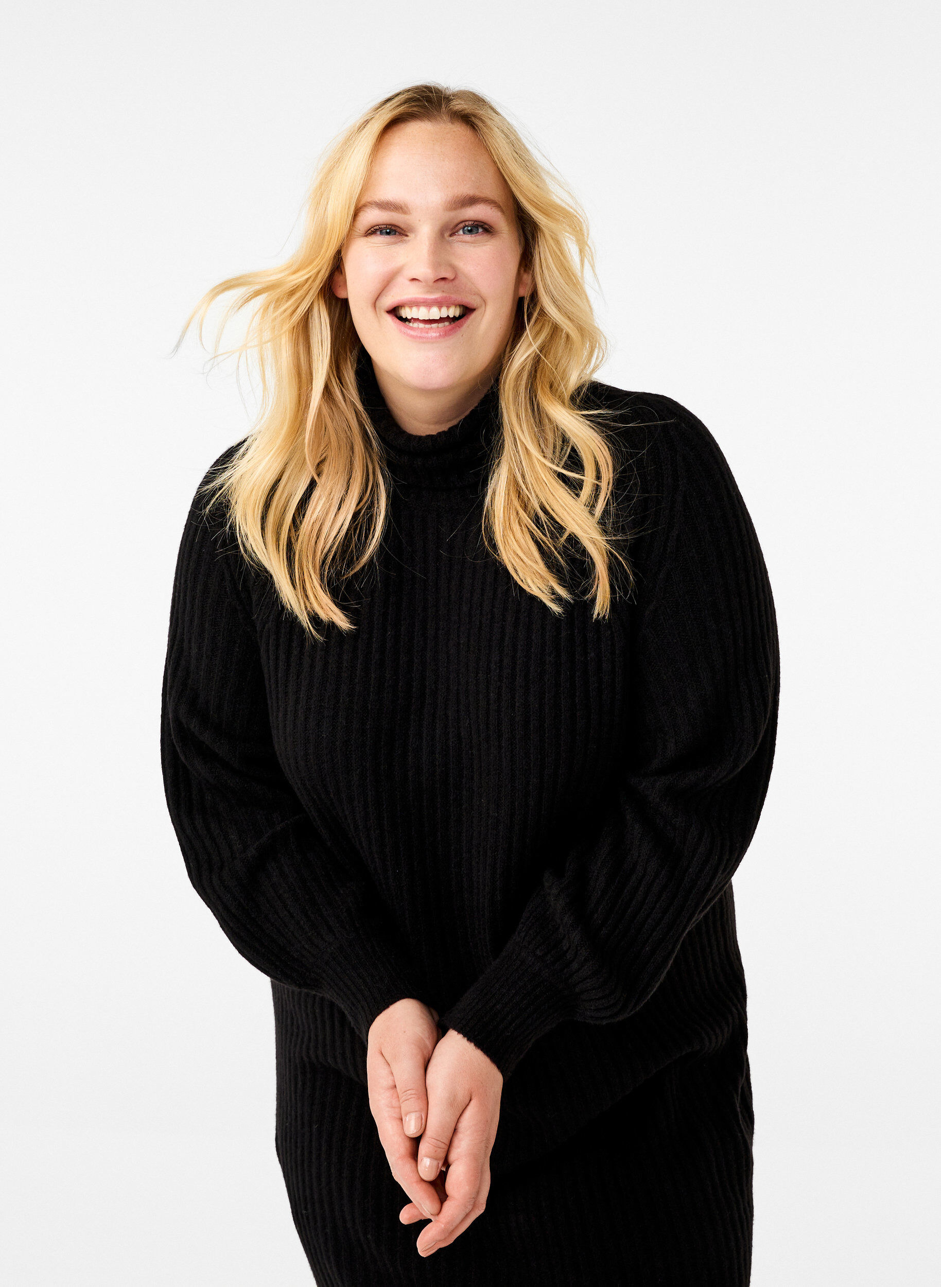 Zizzi Lang strikkjole med rullekrave og slids, Black, Model image number 2