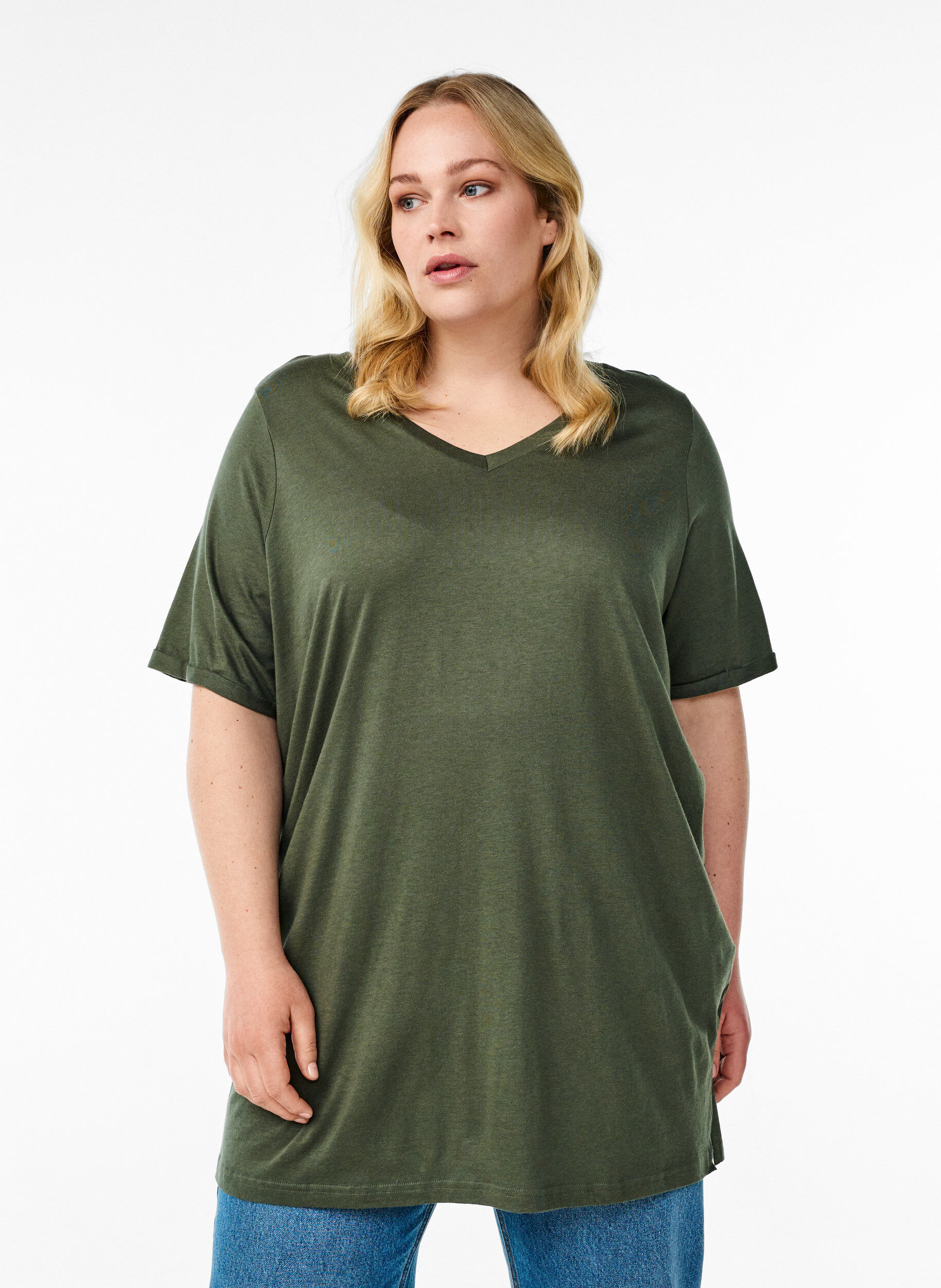 Ensfarvet oversize t-shirt med v-hals, Gr&oslash;n, Model