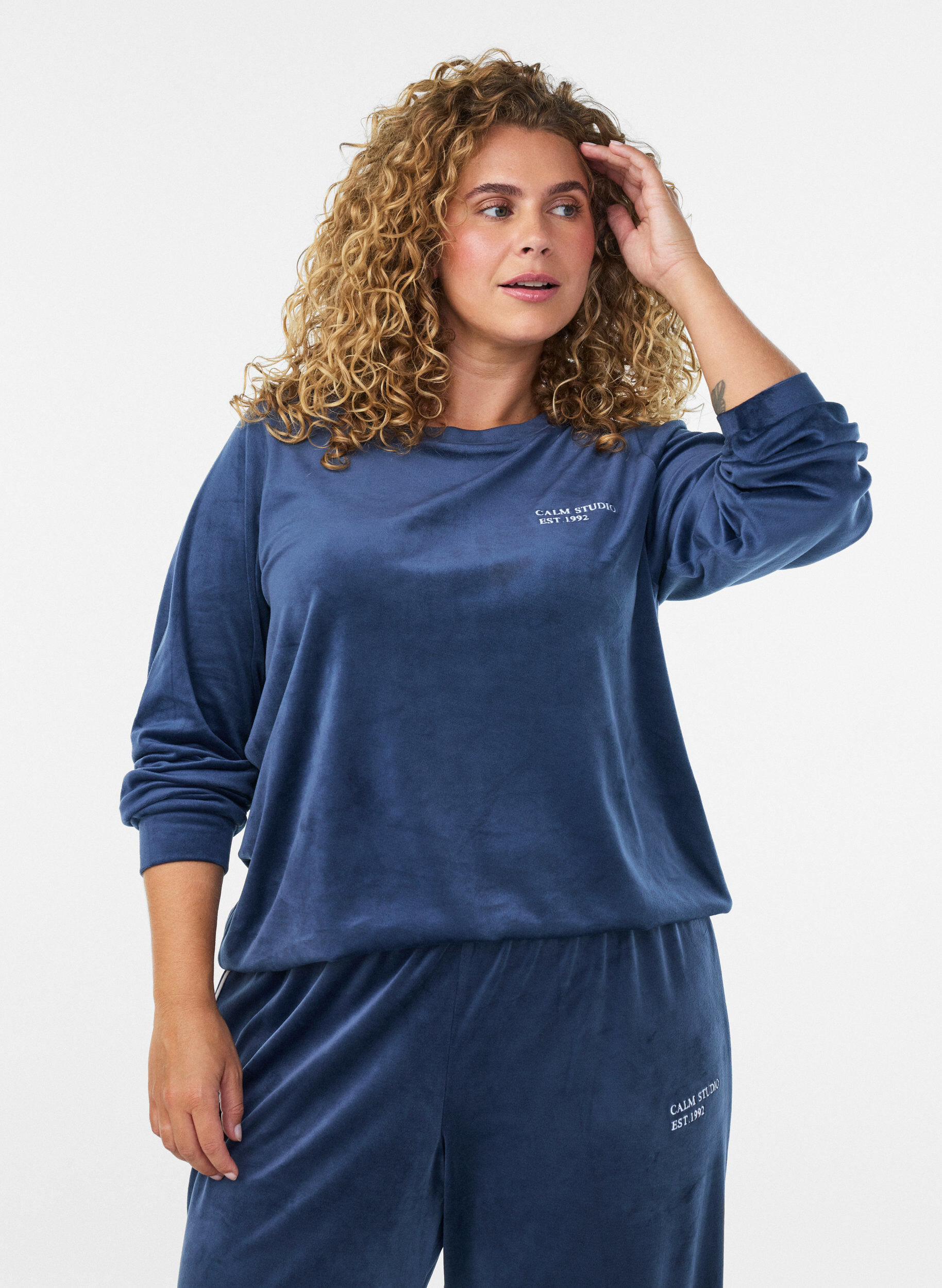 ZizziVelourbluse med broderet tekstmotiv, Bl&aring;, Model image number 0